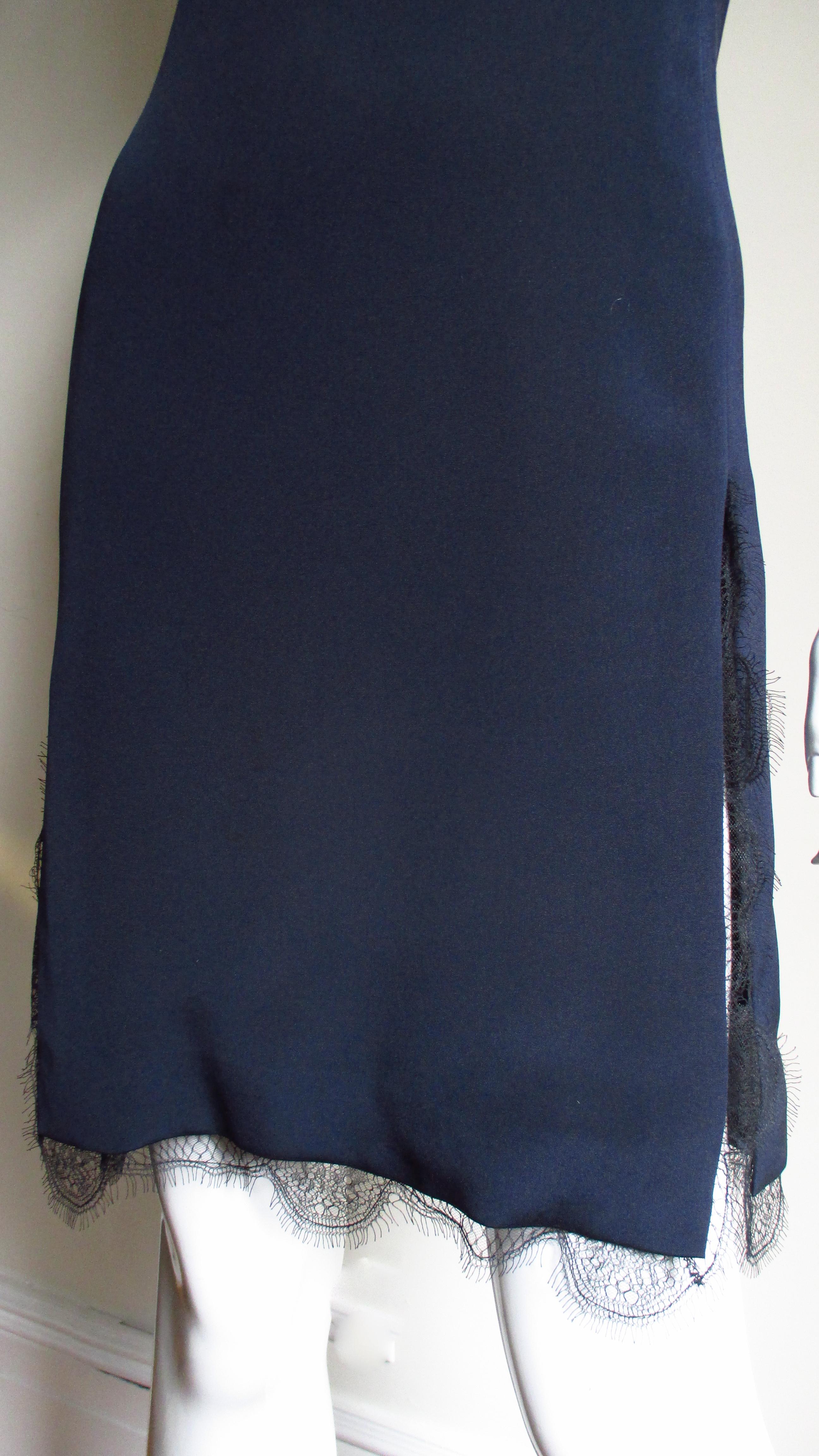 Bill Blass Marineblaues Seidenkleid mit Spitzenbesatz, 1990er Jahre Damen im Angebot