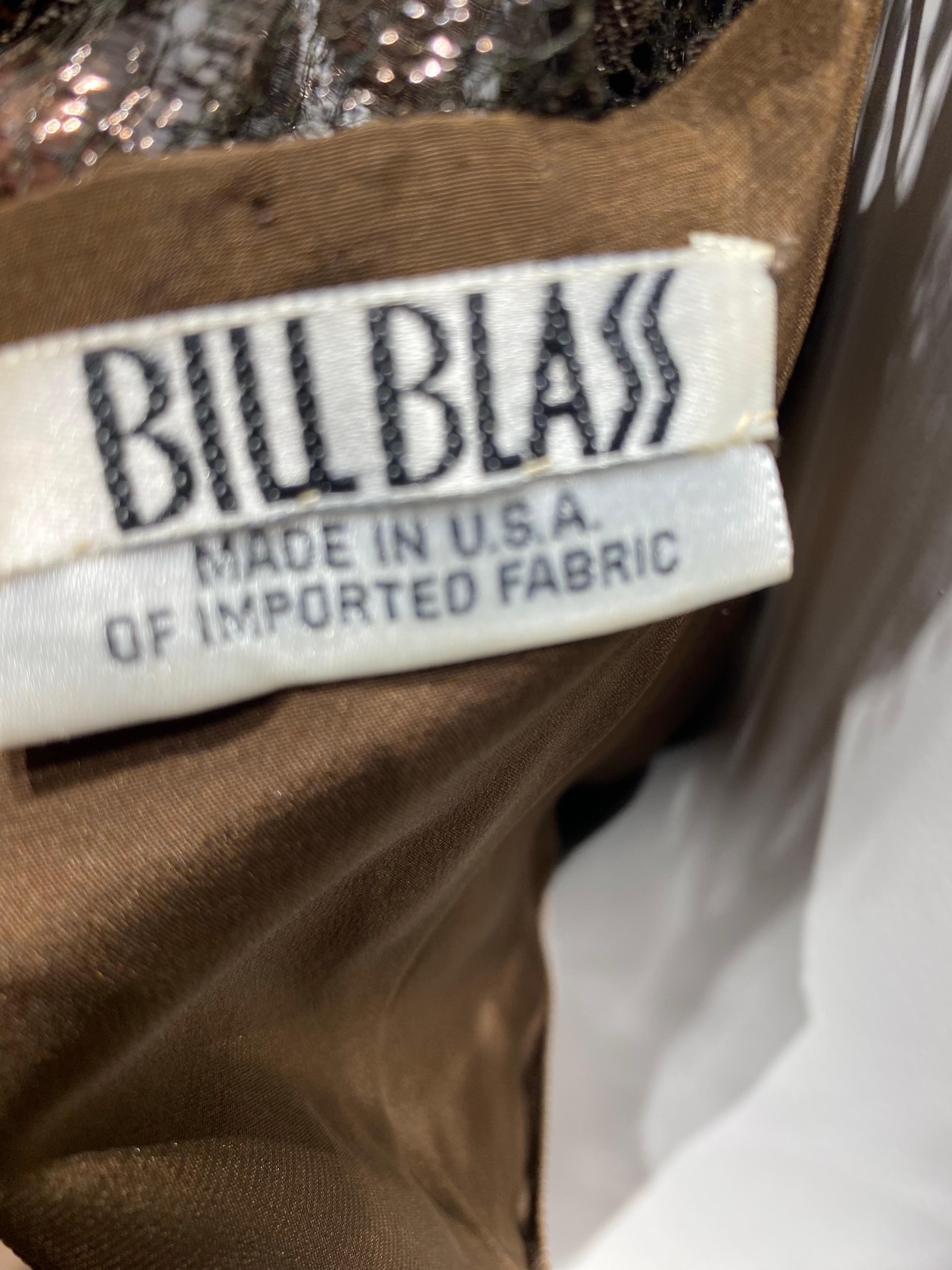 Abito in pizzo a maniche lunghe Bill Blass Brown, Purple e Green, fine anni '90. Perfetto per un matrimonio o per una cravatta nera.
- charmeuse di seta - pizzo 
taglia 4
Misure:
Busto 34