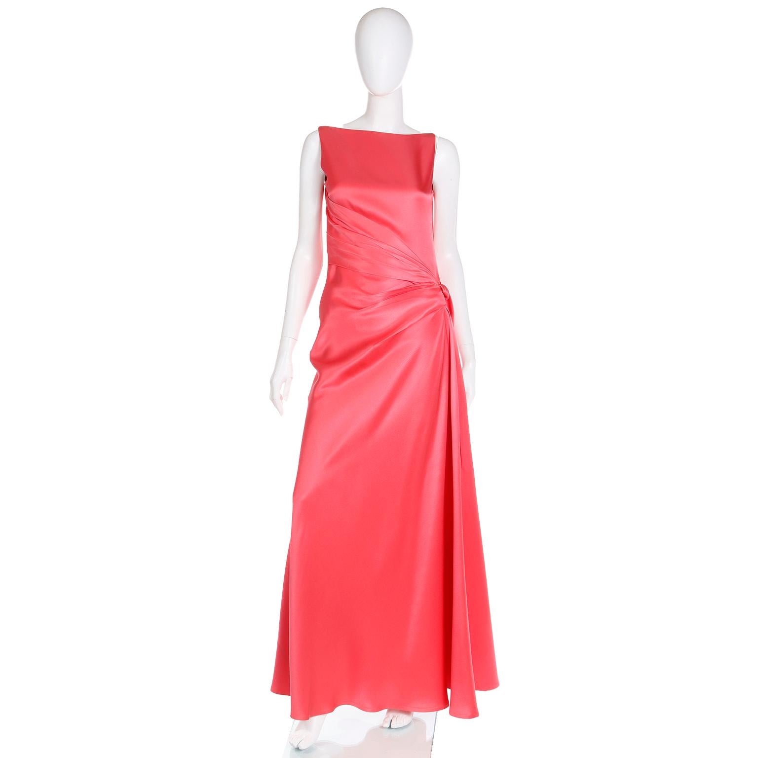 Il s'agit d'une robe de soirée à colonnes en soie rose saumon Bill Blass des années 1990, d'une grande élégance. Bill Billing a habillé certaines des femmes les plus sophistiquées et les plus en vue du monde et son souci du détail est exceptionnel.