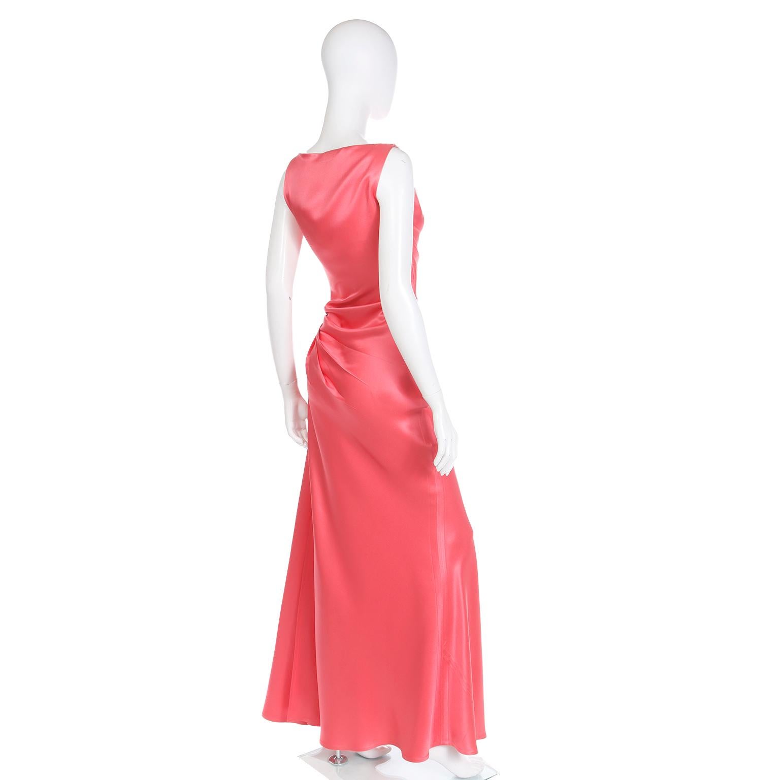 1990er Bill Blass Vintage Lachsrosa drapiertes ärmelloses Vintage-Abendkleid aus Seide Damen im Angebot