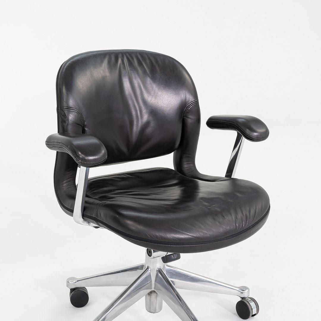 Dies ist ein Equa-Schreibtischstuhl, der ursprünglich von Bill Stumpf für Herman Miller entworfen wurde. Diese besonderen Beispiele stammen aus den 1990er Jahren. Die Stühle sind mit dunkelbraunem Leder gepolstert und stehen auf einem Fünfsternfuß