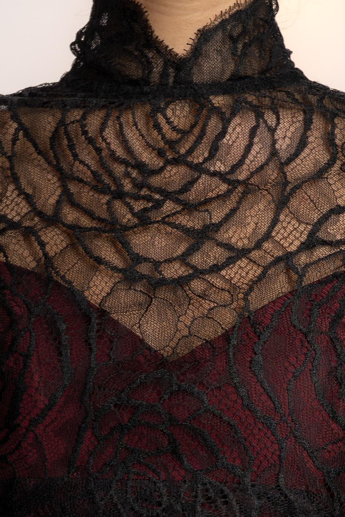 1990S Robe à col de cygne à manches courtes en rayonne et soie de Chantilly noir et bourgogne en vente 3