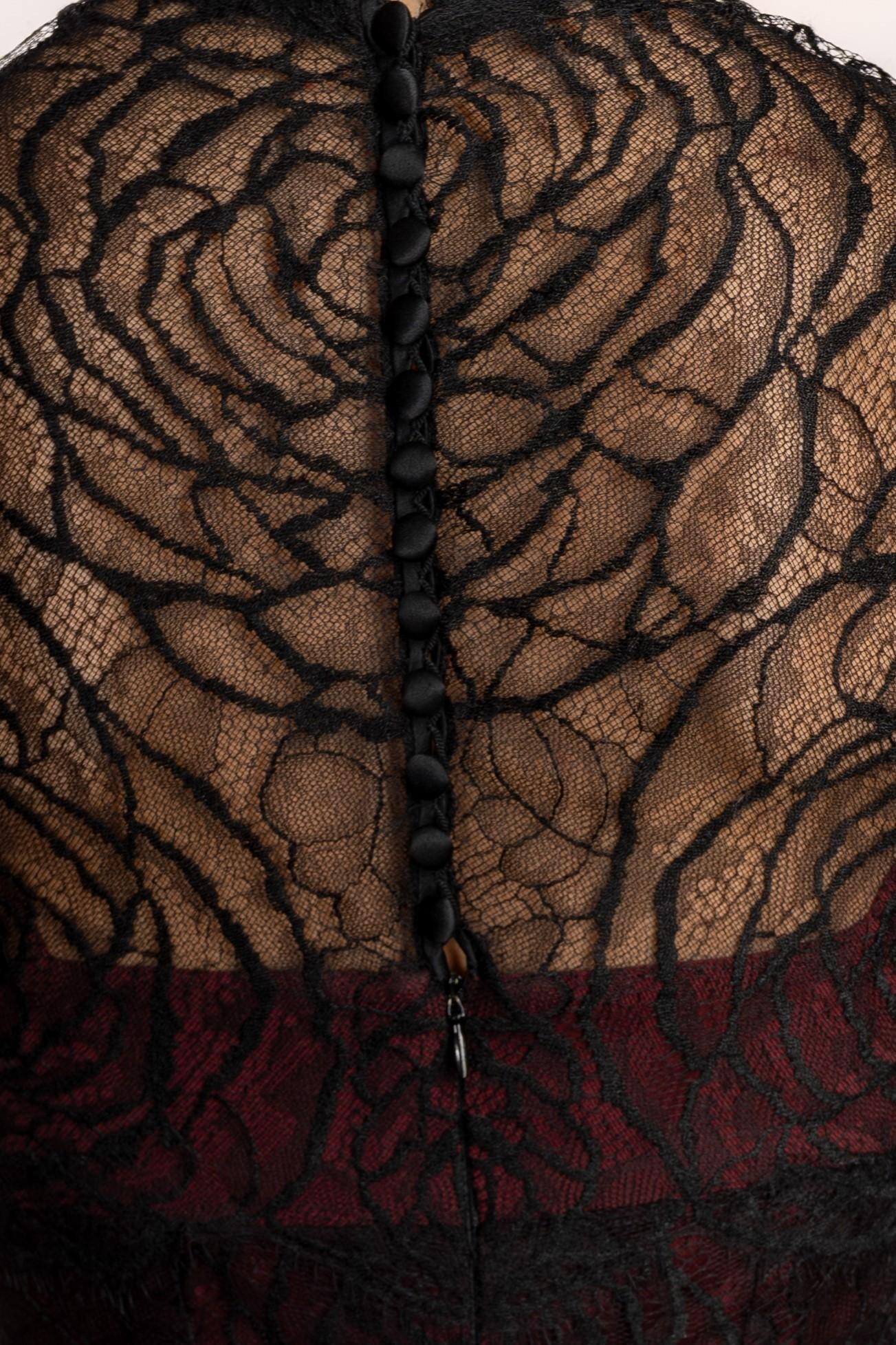 1990S Robe à col de cygne à manches courtes en rayonne et soie de Chantilly noir et bourgogne en vente 4