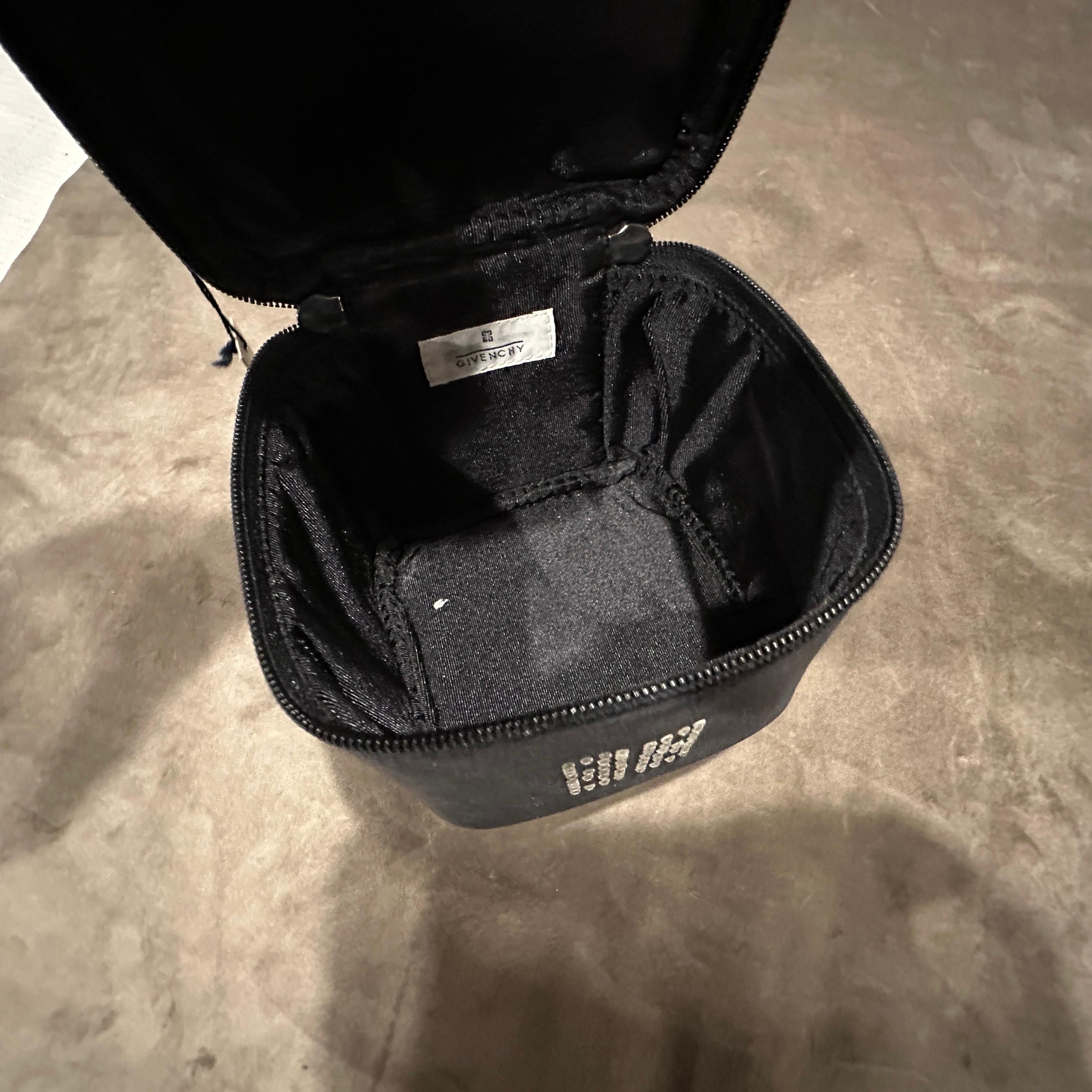 Piccola Minaudière anni '90 in tessuto nero e strass di Givenchy in vendita 5