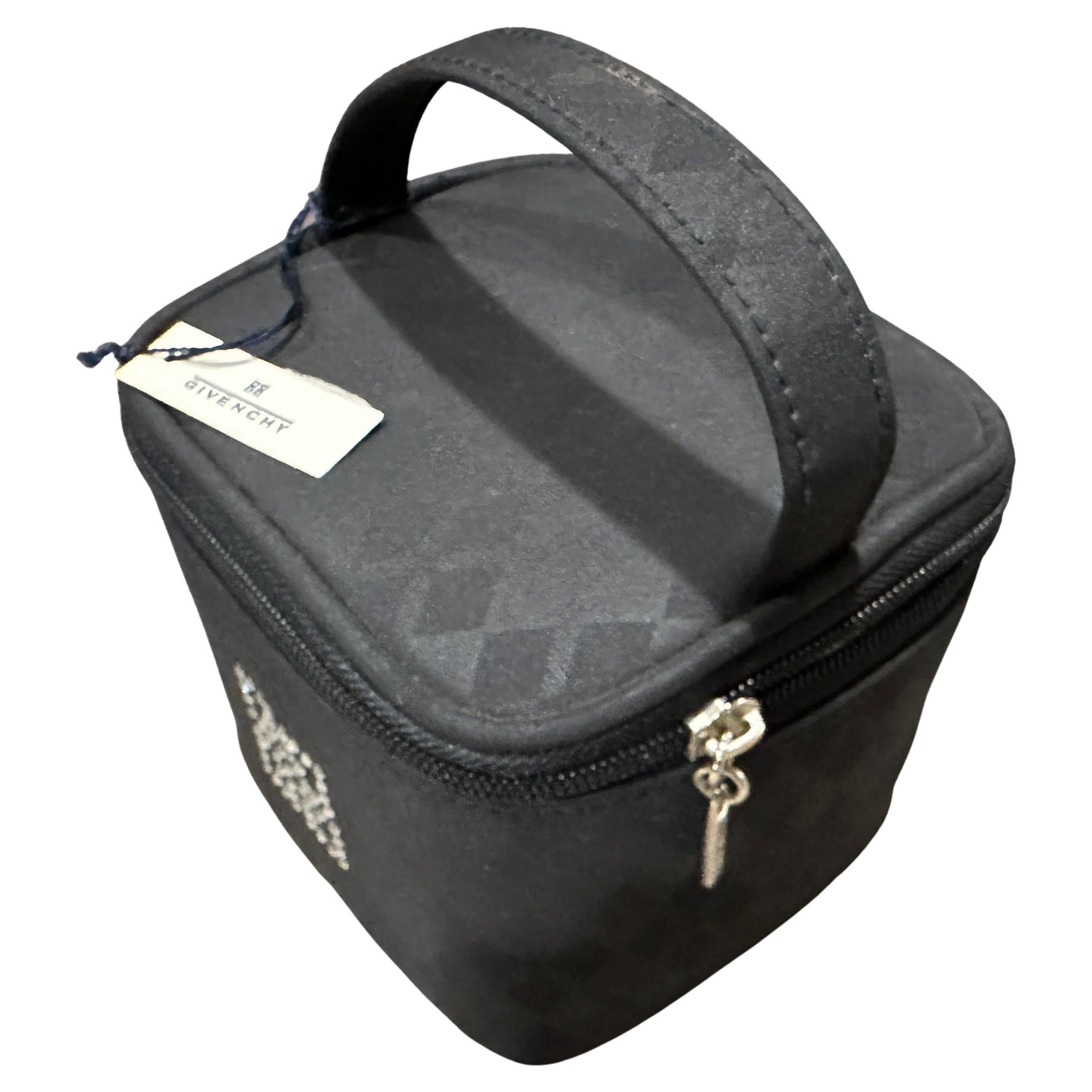 Questa affascinante e rara minaudière vintage di Givenchy è una quintessenza degli anni Novanta. Questa borsa compatta è perfetta per una serata fuori o un'occasione speciale.
Fabrice in resistente tessuto nero, la borsa presenta un sottile motivo a