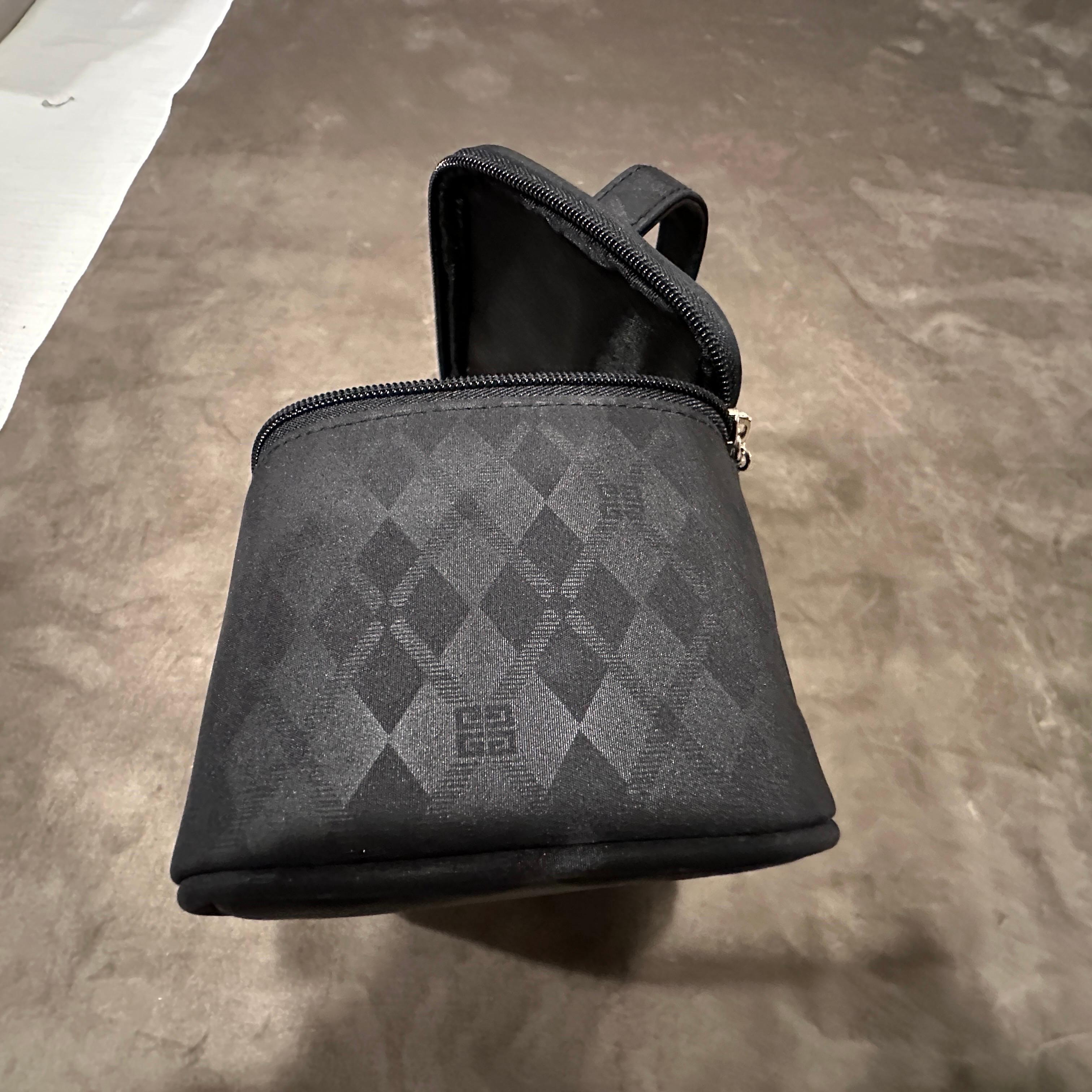 Piccola Minaudière anni '90 in tessuto nero e strass di Givenchy in vendita 1