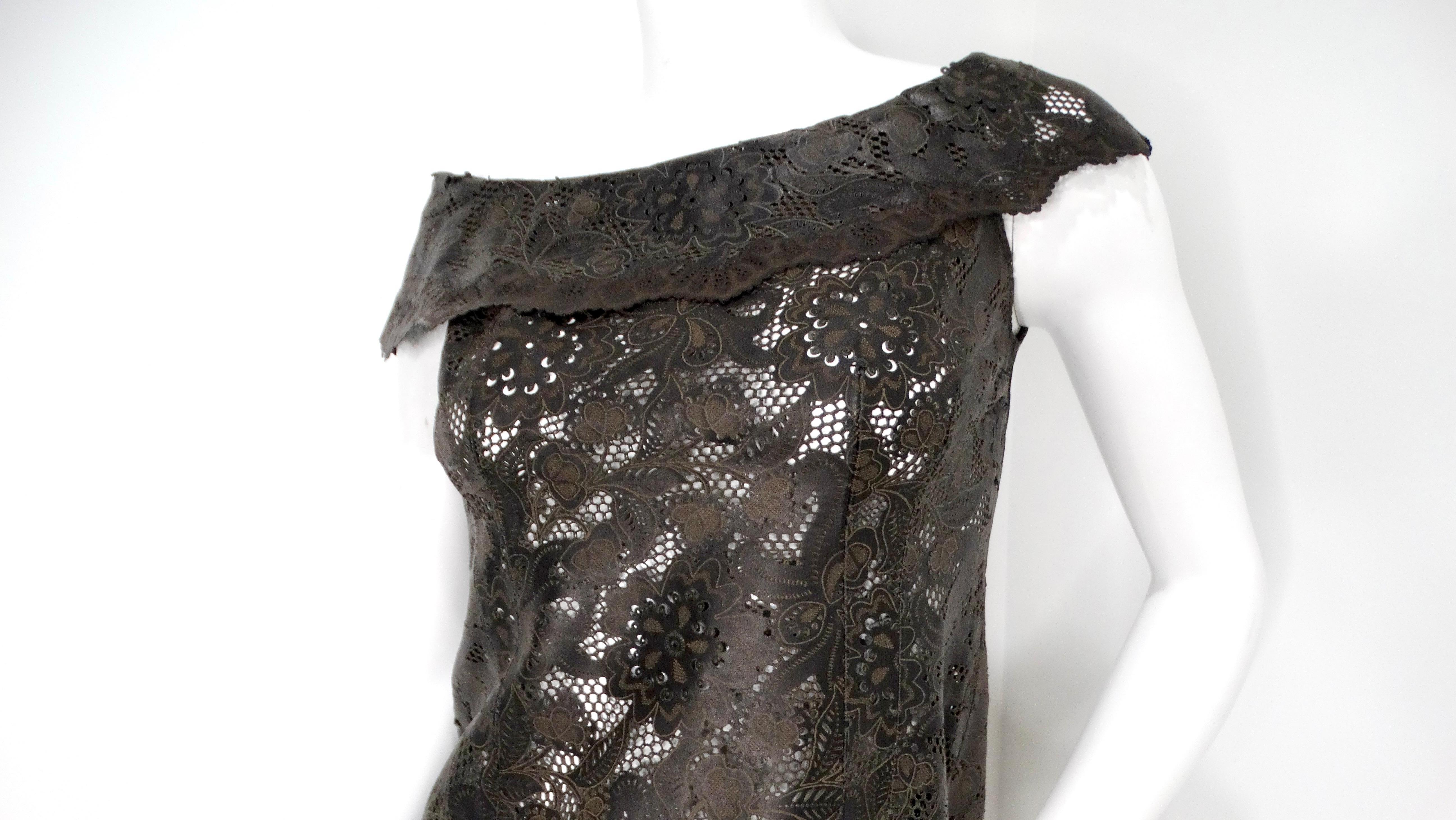 Eleva il tuo guardaroba con questo splendido set anni '90 con top e gonna in pizzo di pelle nera, uno squisito ensemble che incarna l'audacia e l'estro artistico del decennio. Il top off-the-shoulder presenta intricati motivi di pizzo tagliato,