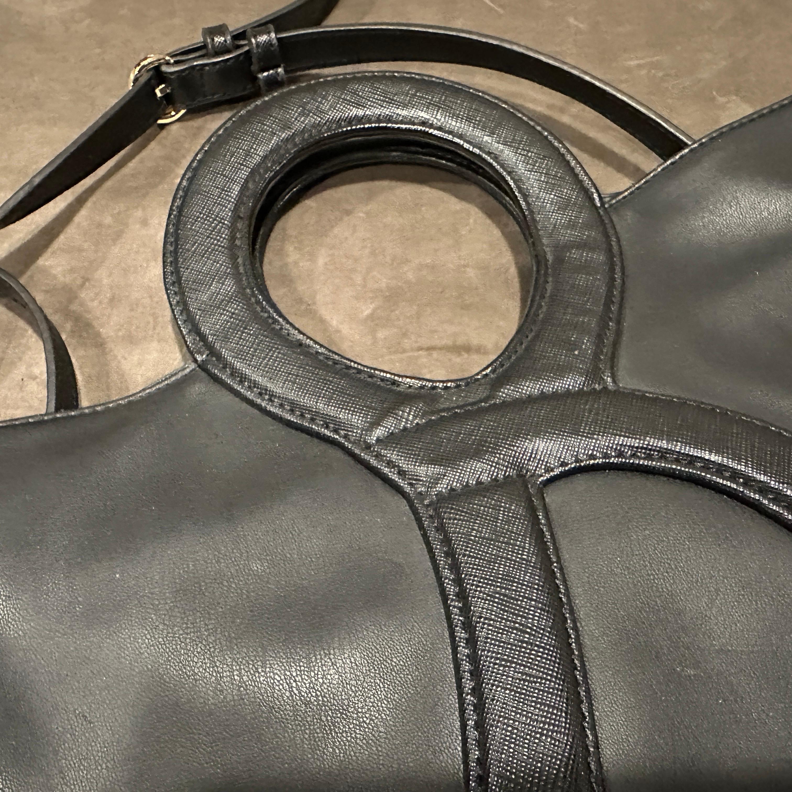 1990s  Schwarze Lederumhängetasche von Roberta di Camerino im Angebot 7