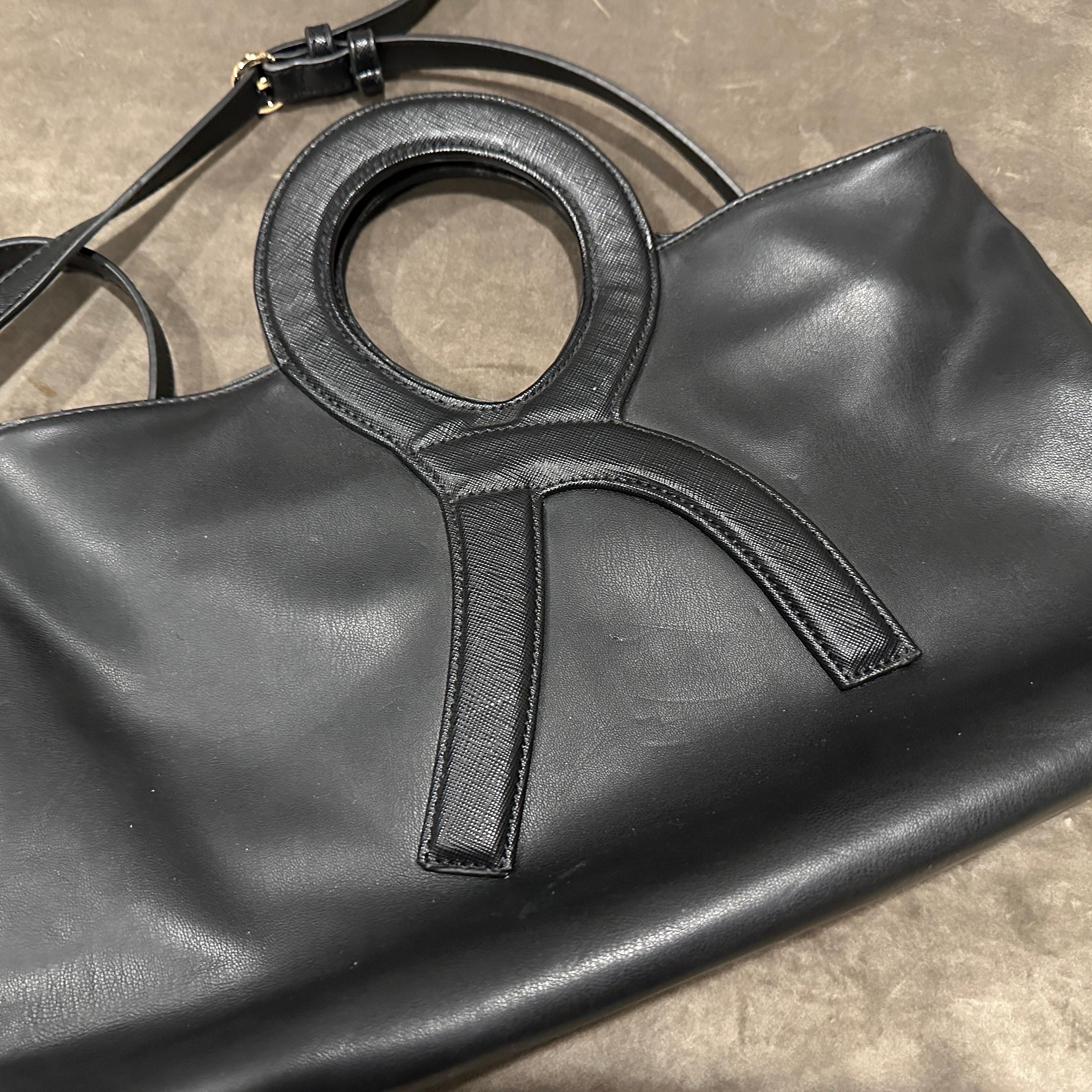 1990s  Schwarze Lederumhängetasche von Roberta di Camerino im Angebot 9