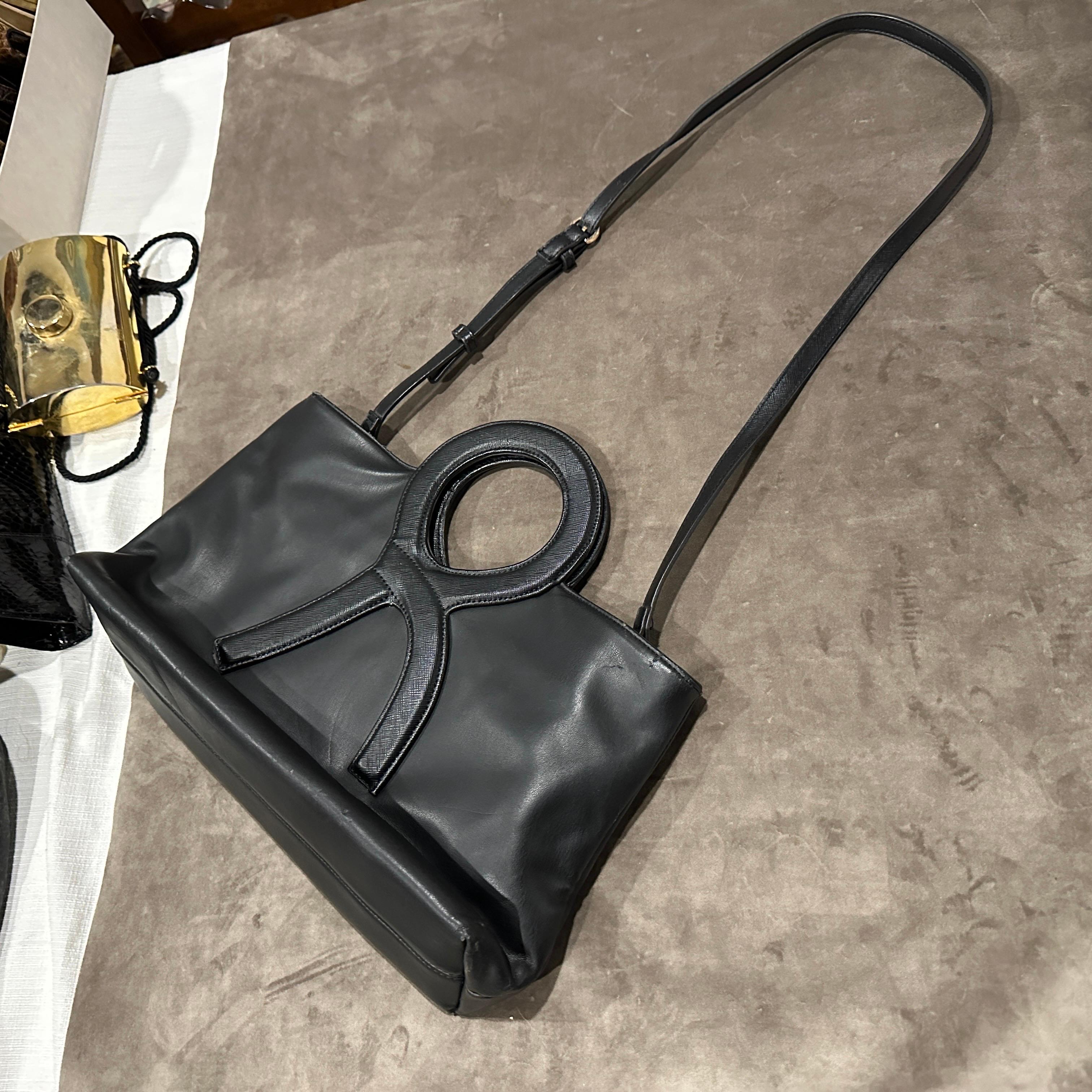 1990s  Schwarze Lederumhängetasche von Roberta di Camerino Damen im Angebot