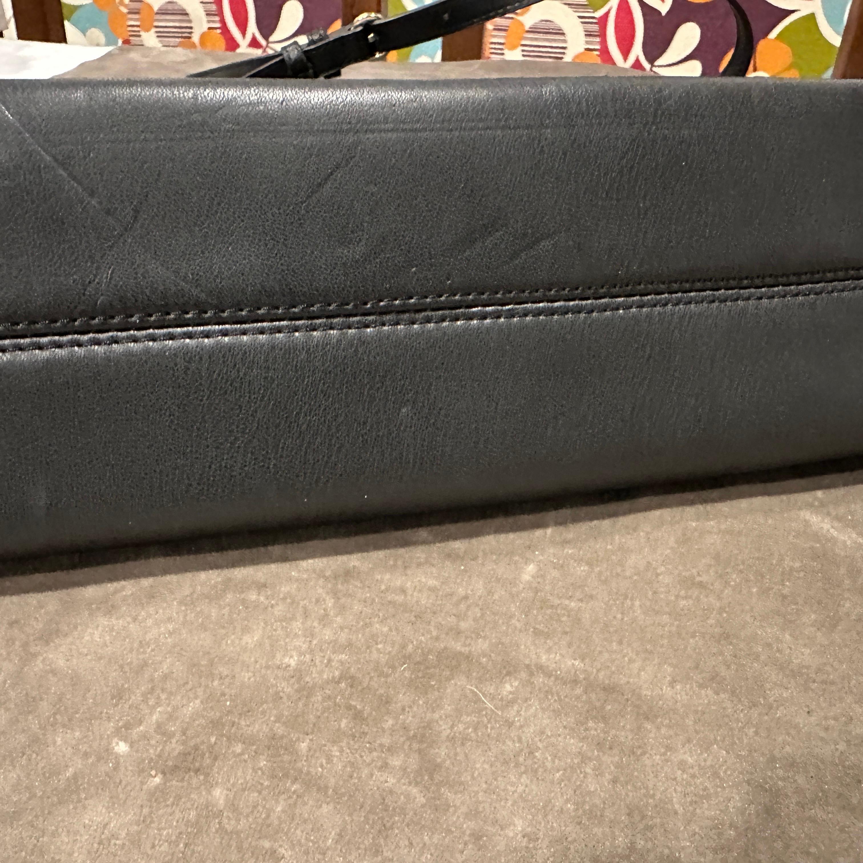 1990s  Schwarze Lederumhängetasche von Roberta di Camerino im Angebot 1