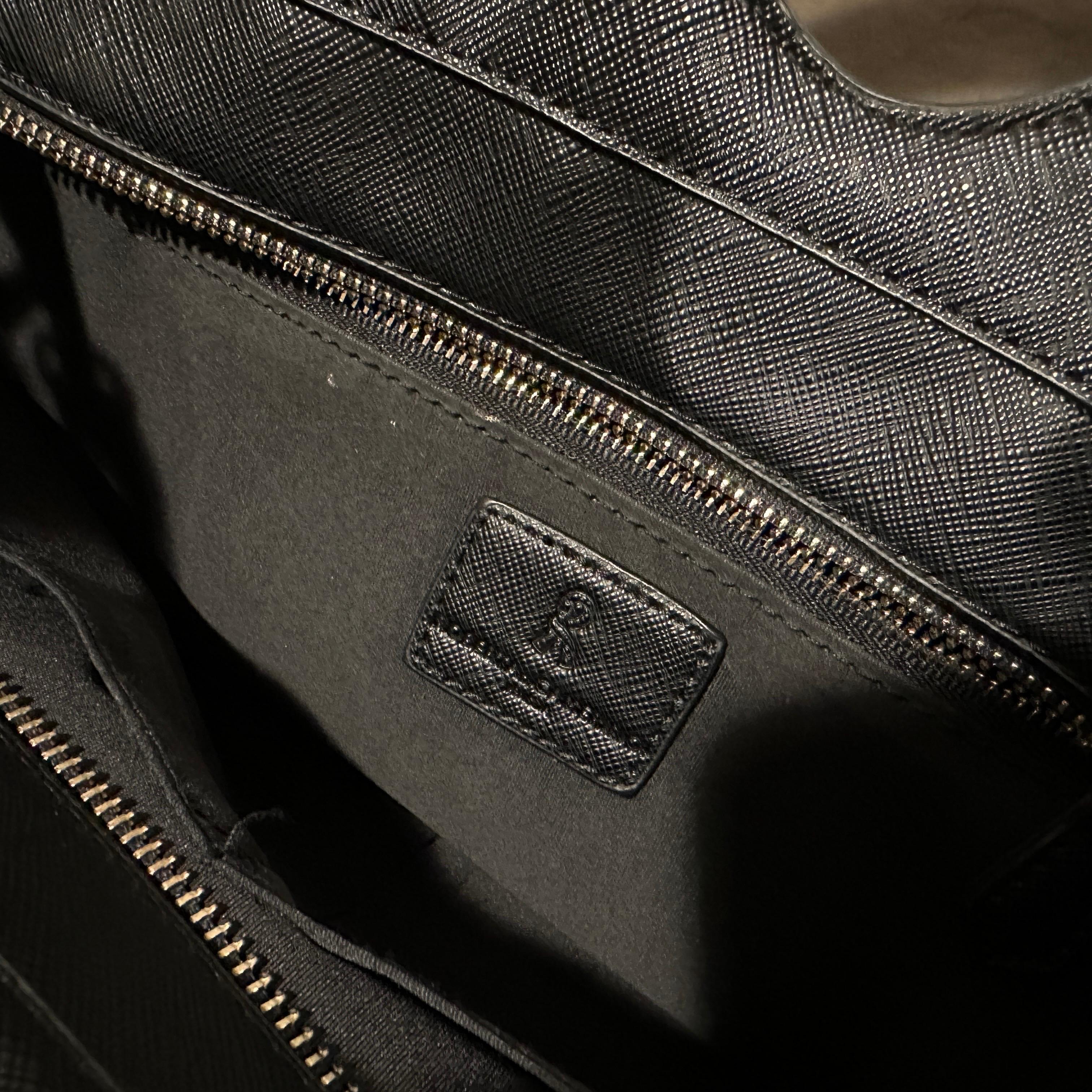 1990s  Schwarze Lederumhängetasche von Roberta di Camerino im Angebot 4