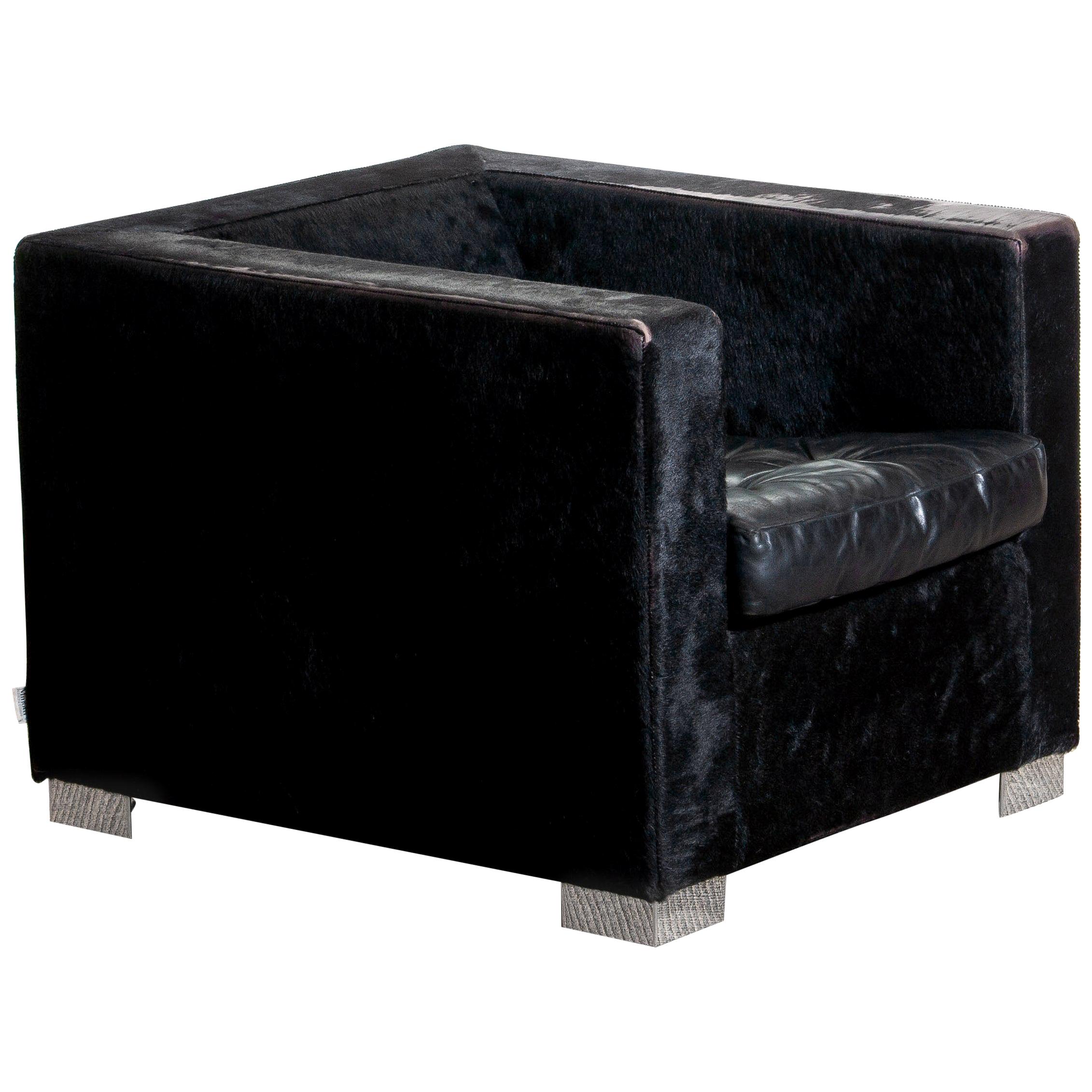 1990, contemporary “Suitcase” armchair designed by Rodolfo Dordoni for Minotti.
Upholstered with black pony and the padded seat cushion, also black, is upholstered with leather.
Standing on squared chromed metal legs.
The overall condition is