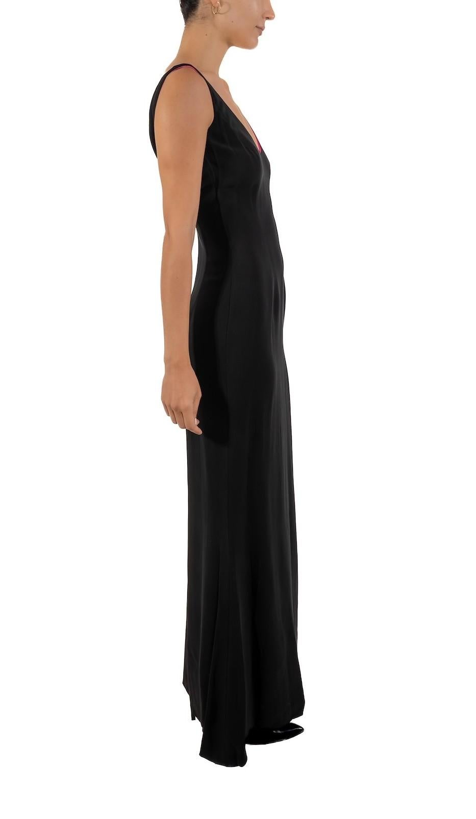 1990S - Robe de mannequin en soie minimaliste noire, entièrement doublée en rose shocking en vente 1