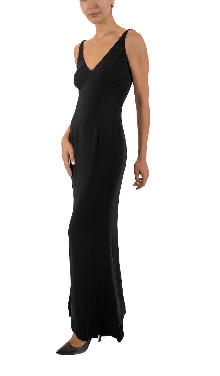 1990S - Robe de mannequin en soie minimaliste noire, entièrement doublée en rose shocking en vente 2