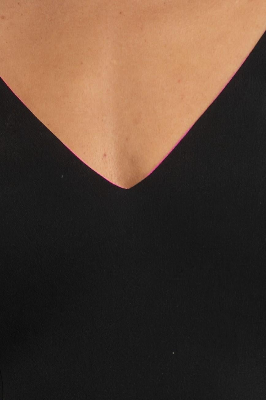 1990S - Robe de mannequin en soie minimaliste noire, entièrement doublée en rose shocking en vente 4