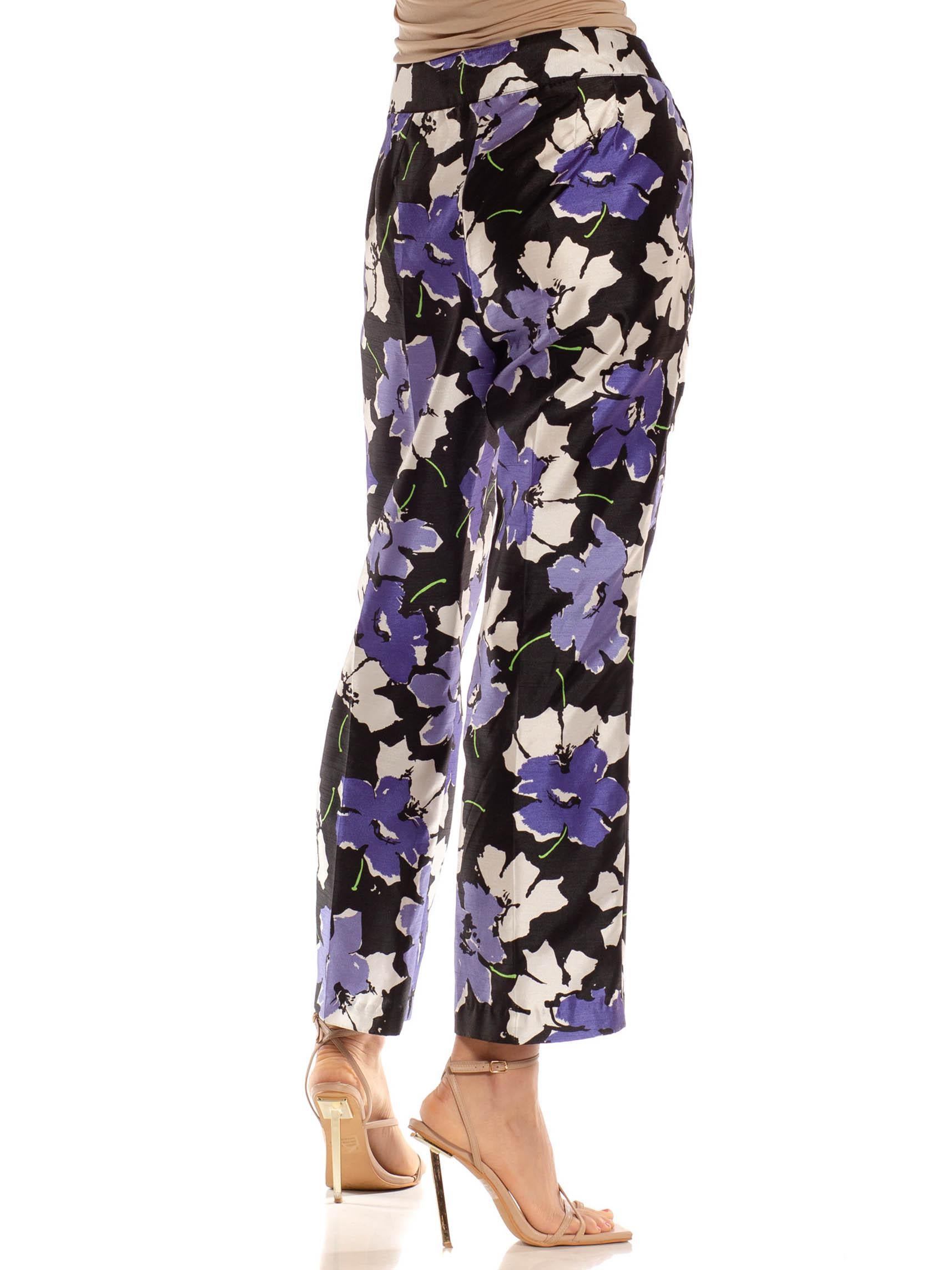 Pantalon en polyester noir et violet à imprimé floral Pop Art des années 1990 Pour femmes en vente