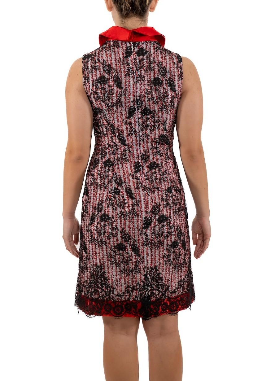 1990S Schwarz & Rot Chantilly Spitze über Wollkleid mit Seidenkragen Damen im Angebot