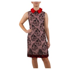 1990S Robe en laine avec col en soie et dentelle Chantilly noire et rouge
