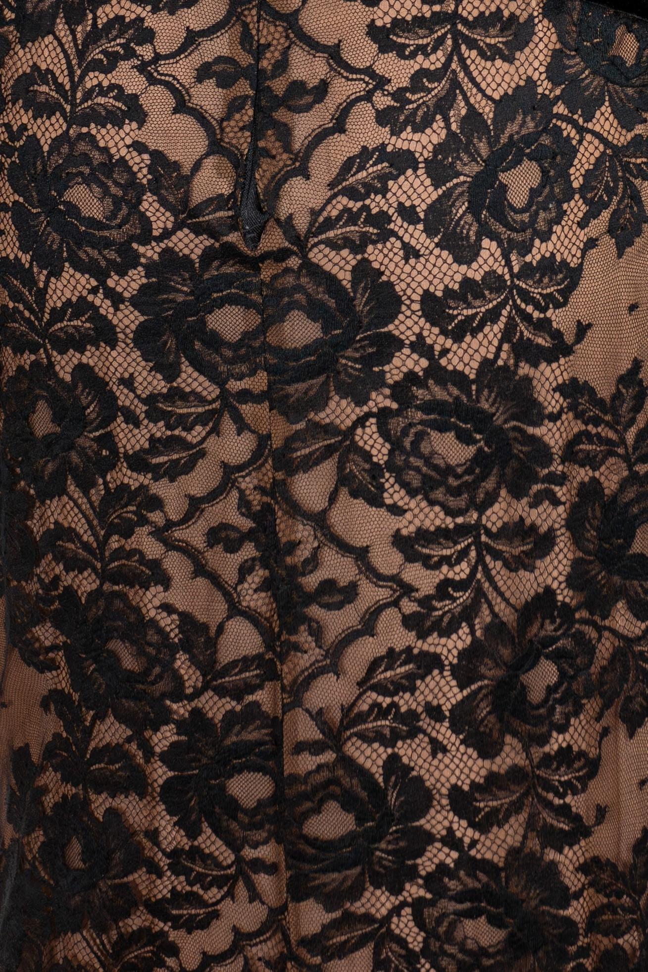 1990S Robe noire à manches longues et épaules dégagées en dentelle Chantilly et velours semi-transparent en vente 5