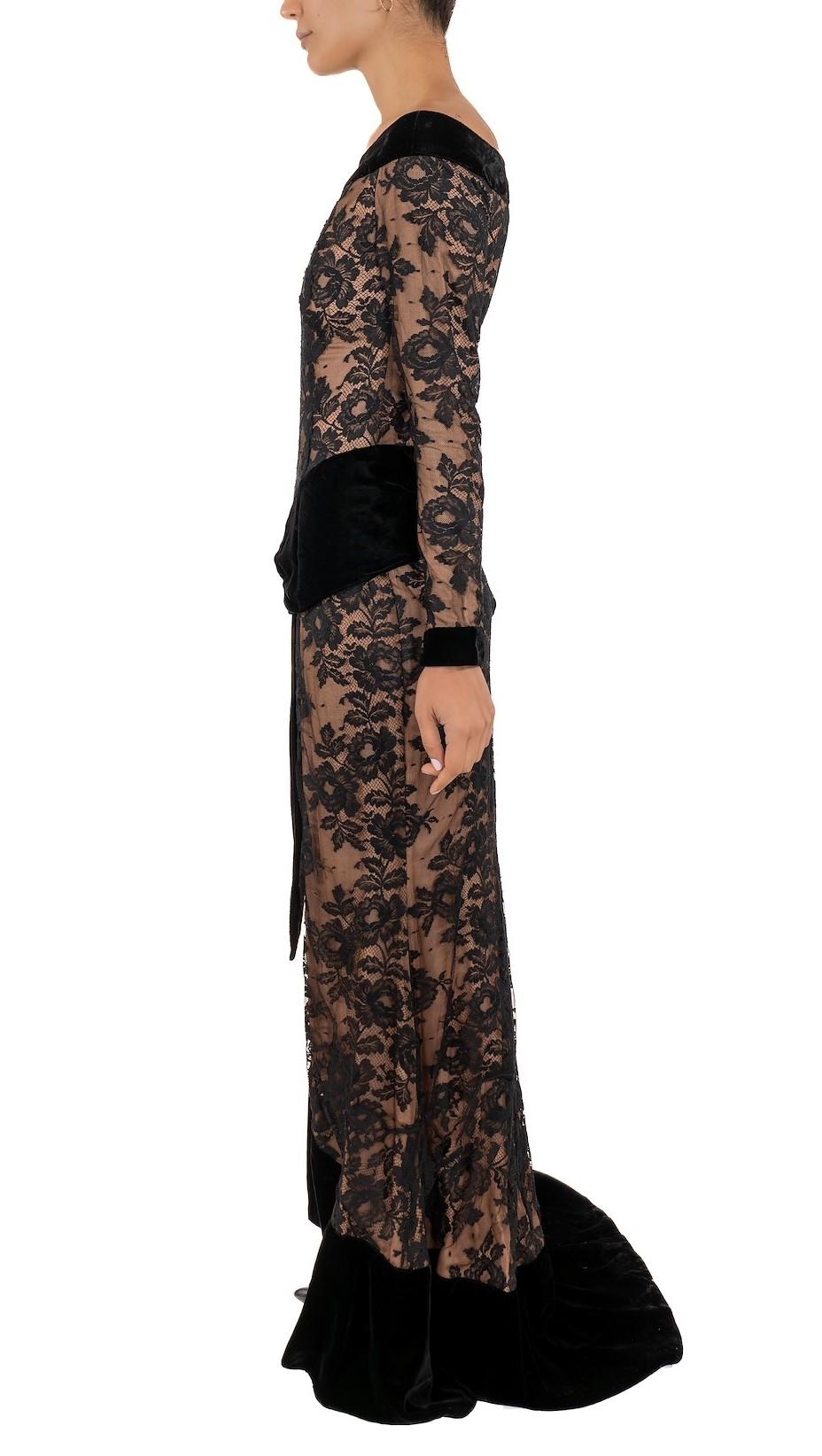 Noir 1990S Robe noire à manches longues et épaules dégagées en dentelle Chantilly et velours semi-transparent en vente