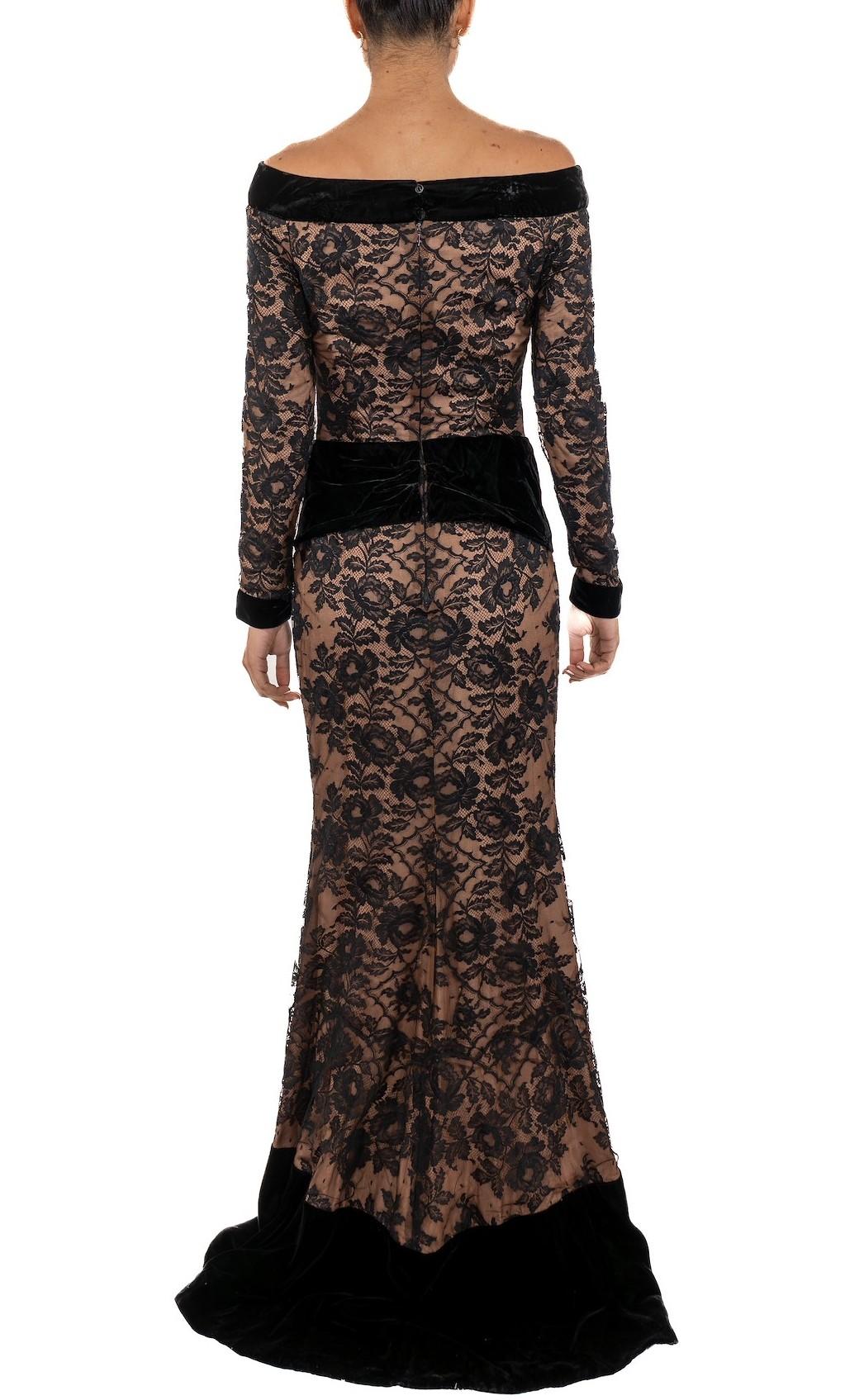1990S Robe noire à manches longues et épaules dégagées en dentelle Chantilly et velours semi-transparent Bon état - En vente à New York, NY