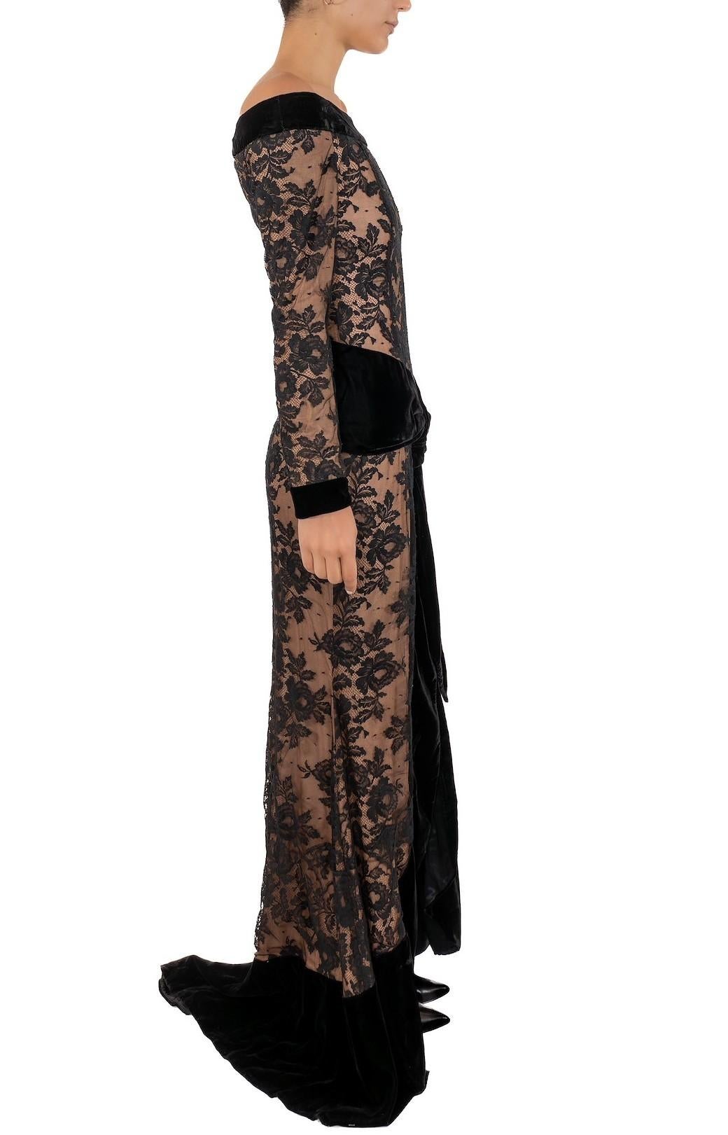 1990S Robe noire à manches longues et épaules dégagées en dentelle Chantilly et velours semi-transparent Pour femmes en vente
