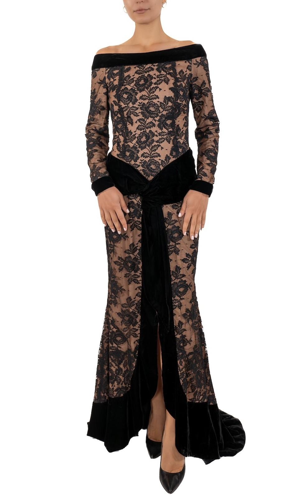 1990S Robe noire à manches longues et épaules dégagées en dentelle Chantilly et velours semi-transparent en vente 2