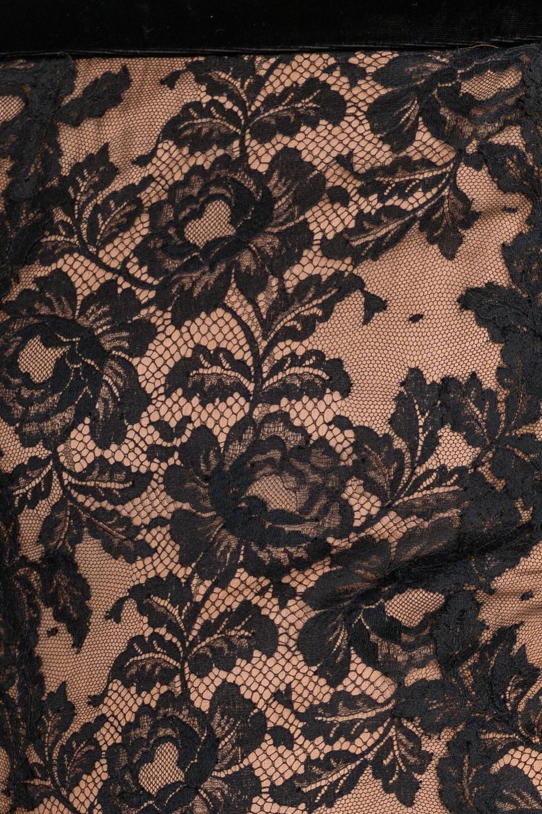 1990S Robe noire à manches longues et épaules dégagées en dentelle Chantilly et velours semi-transparent en vente 3