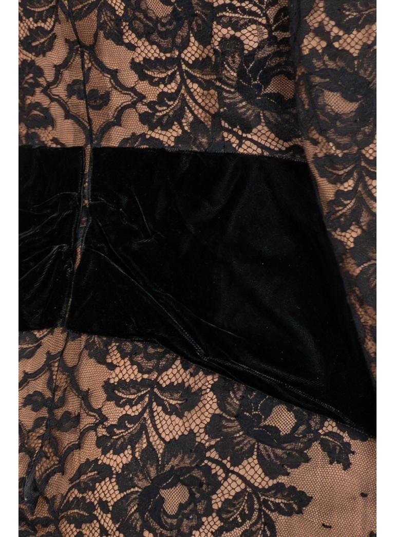 1990S Robe noire à manches longues et épaules dégagées en dentelle Chantilly et velours semi-transparent en vente 4