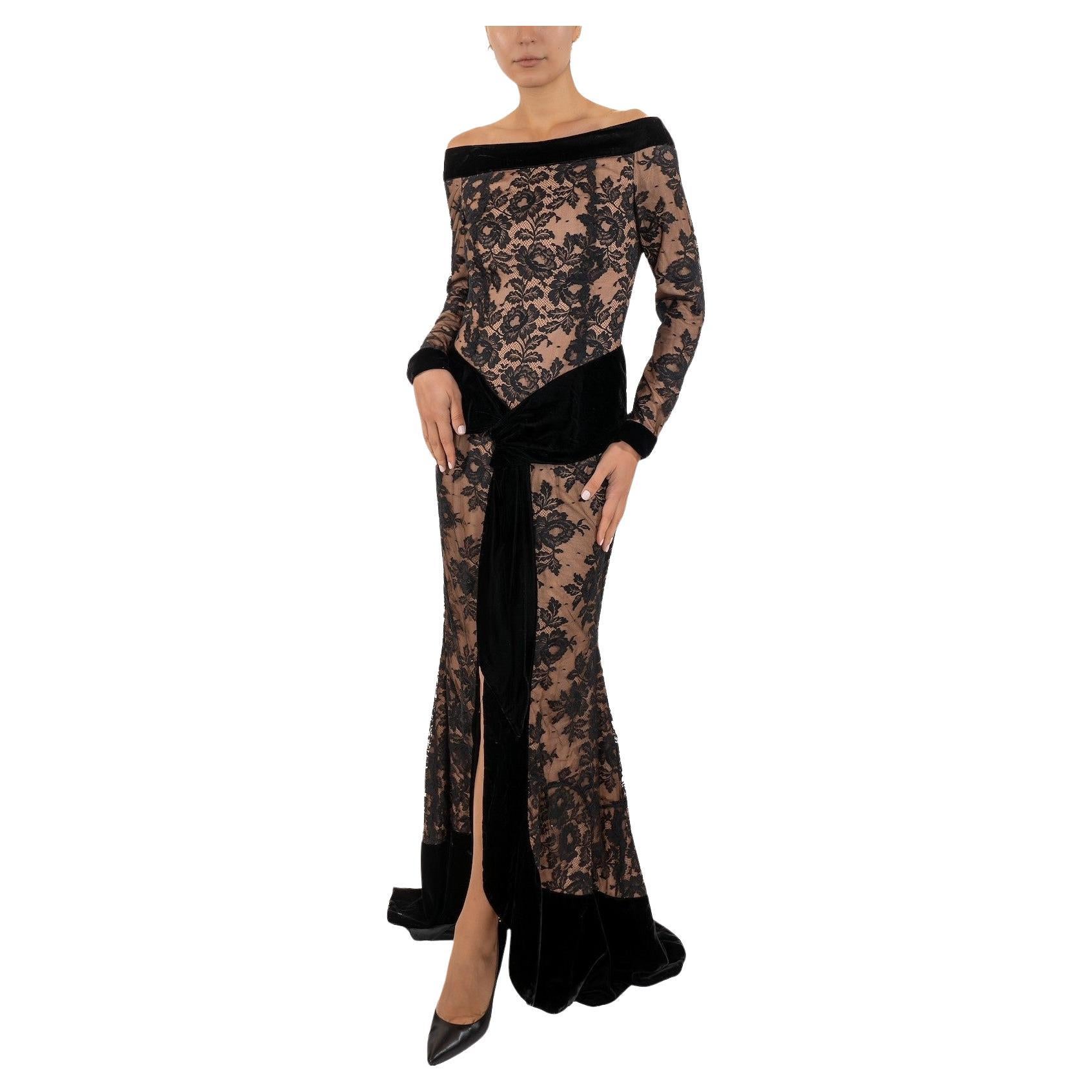 1990S Robe noire à manches longues et épaules dégagées en dentelle Chantilly et velours semi-transparent en vente