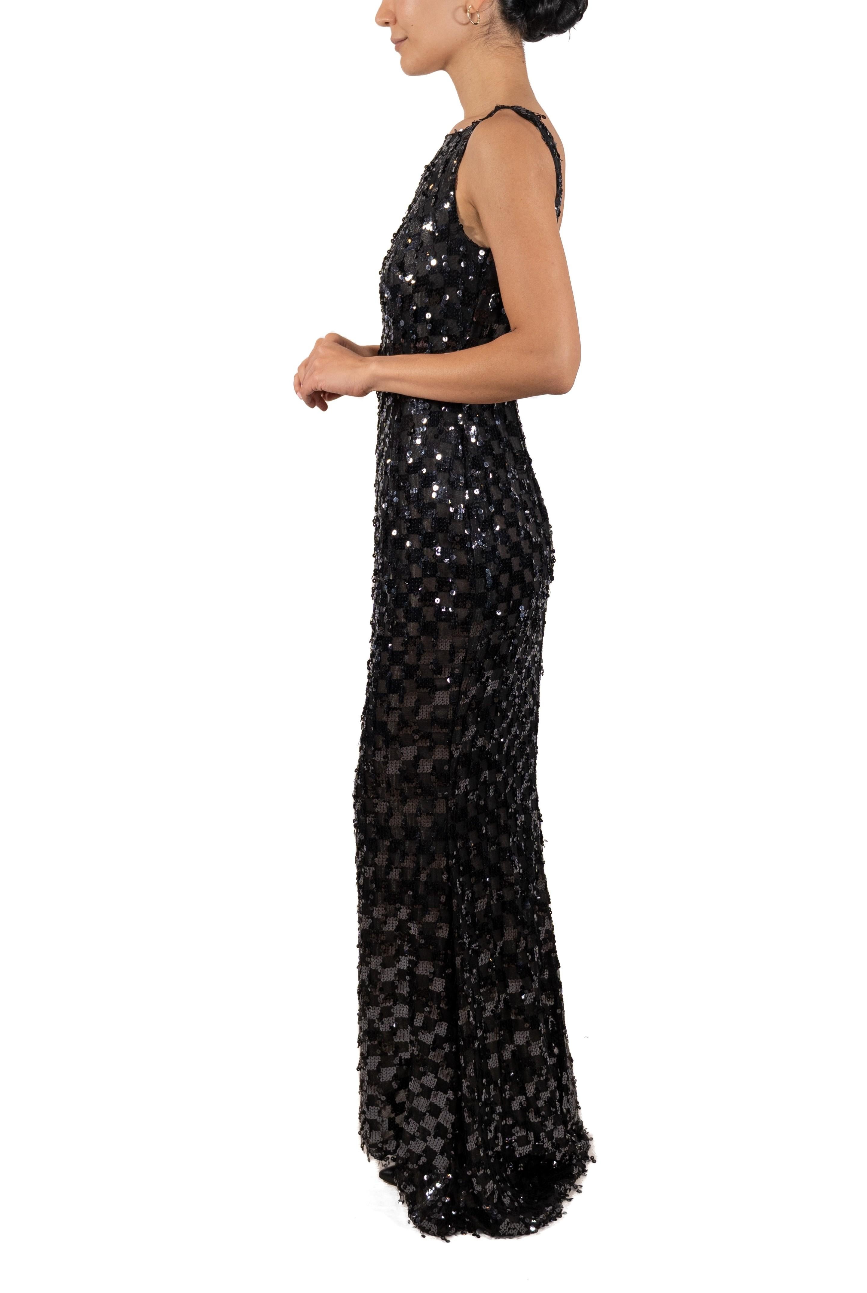 Questo abito non conserva alcuna etichetta, ma la quantità di rifiniture a mano indica una qualità Haute Couture o su misura, completamente foderato in seta. Abito minimalista in seta con paillettes nere degli anni '90, collo alto e schiena bassa