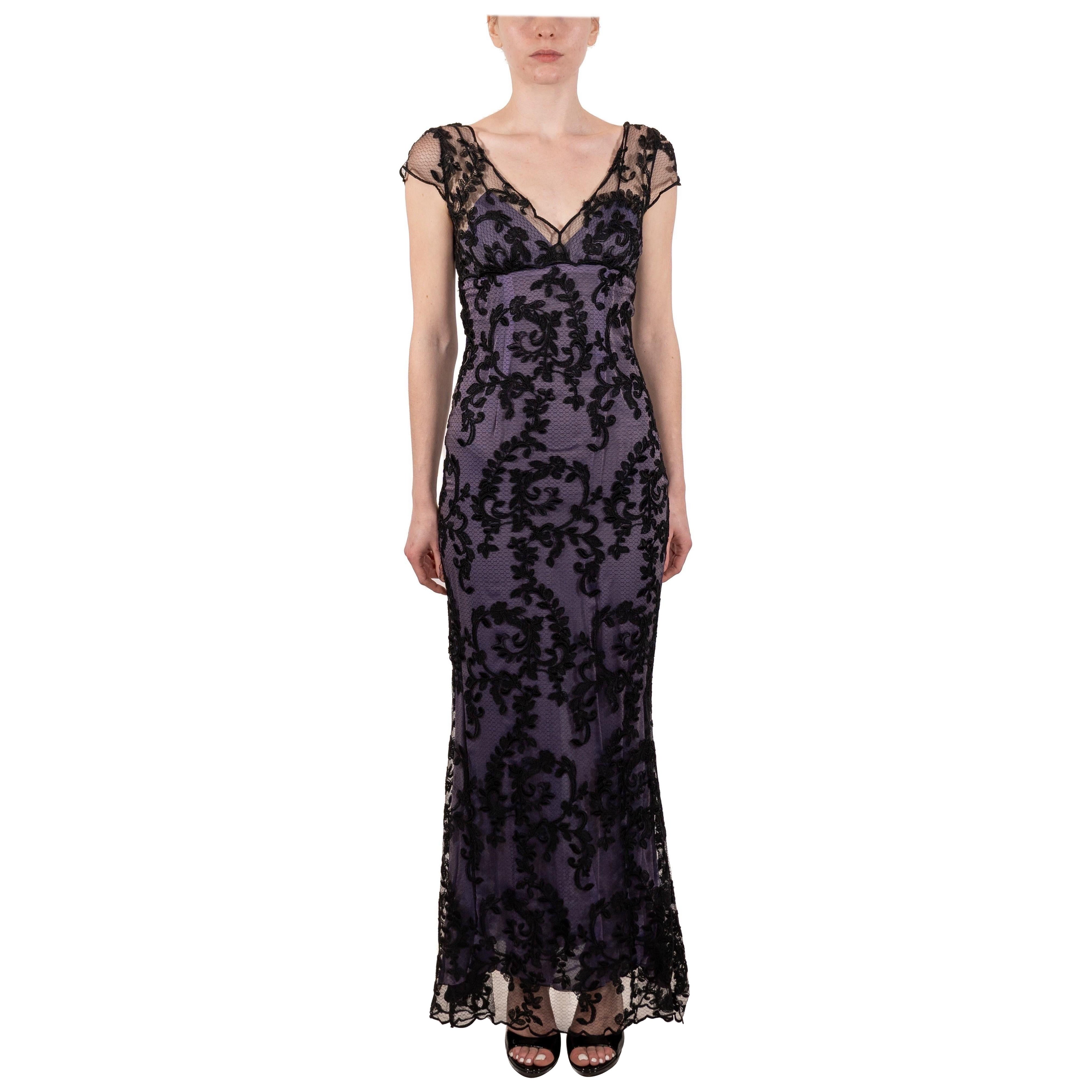 1990S Abito in pizzo Chantilly in misto seta nero con sottotorta color lavanda