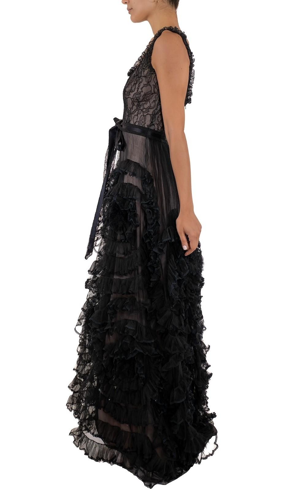 Quelques taches anciennes sur la doublure de la traîne 1990S Robe de bal à volants en dentelle Chantilly de soie noire et filet doublée en charmeuse lilas. 