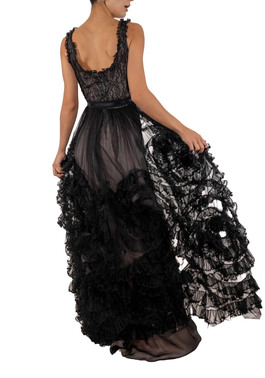 1990S Robe de bal à volants en dentelle Chantilly et filet de soie noire doublée de charmeuse lilas Bon état - En vente à New York, NY