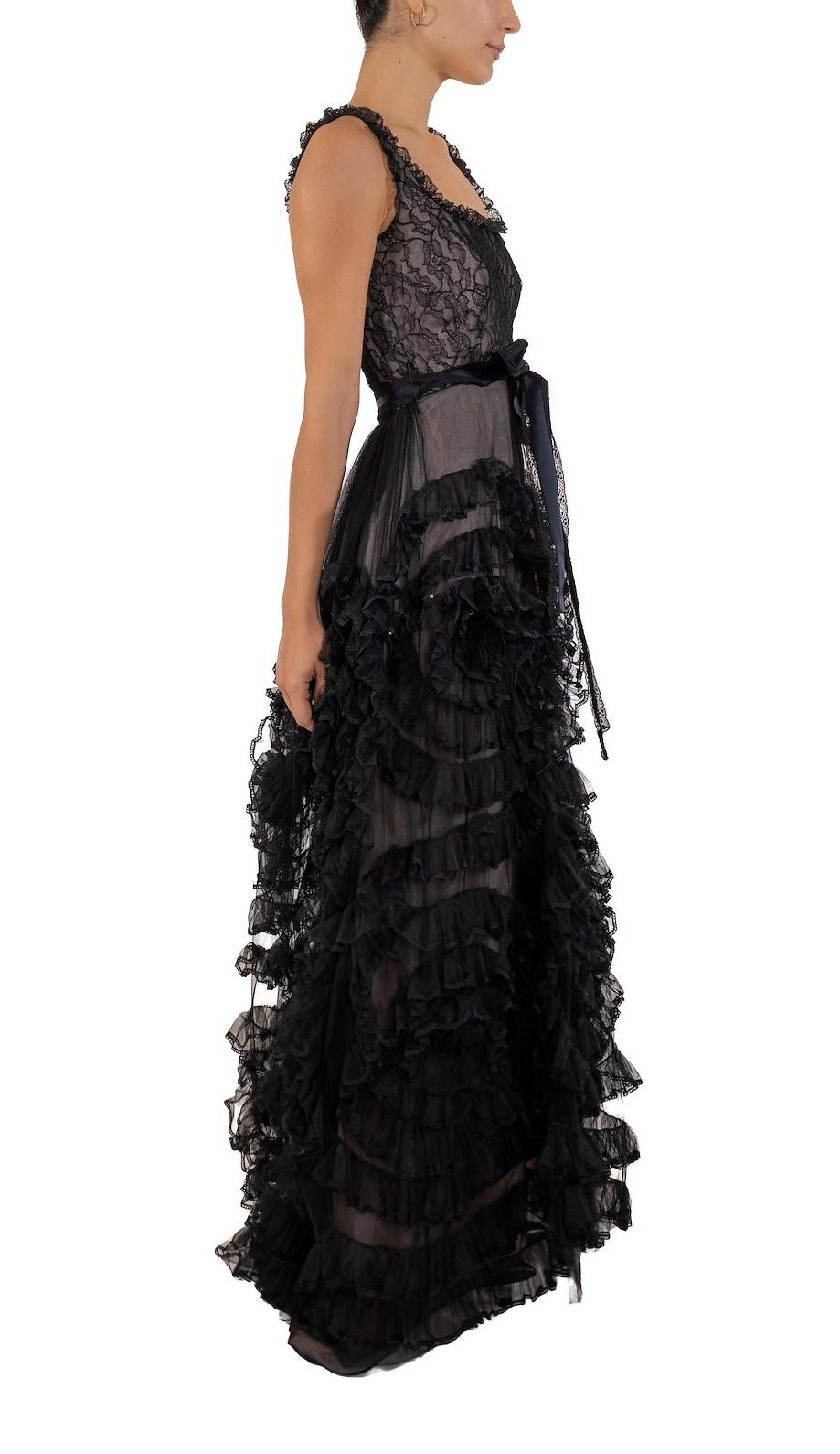 1990S Robe de bal à volants en dentelle Chantilly et filet de soie noire doublée de charmeuse lilas Pour femmes en vente