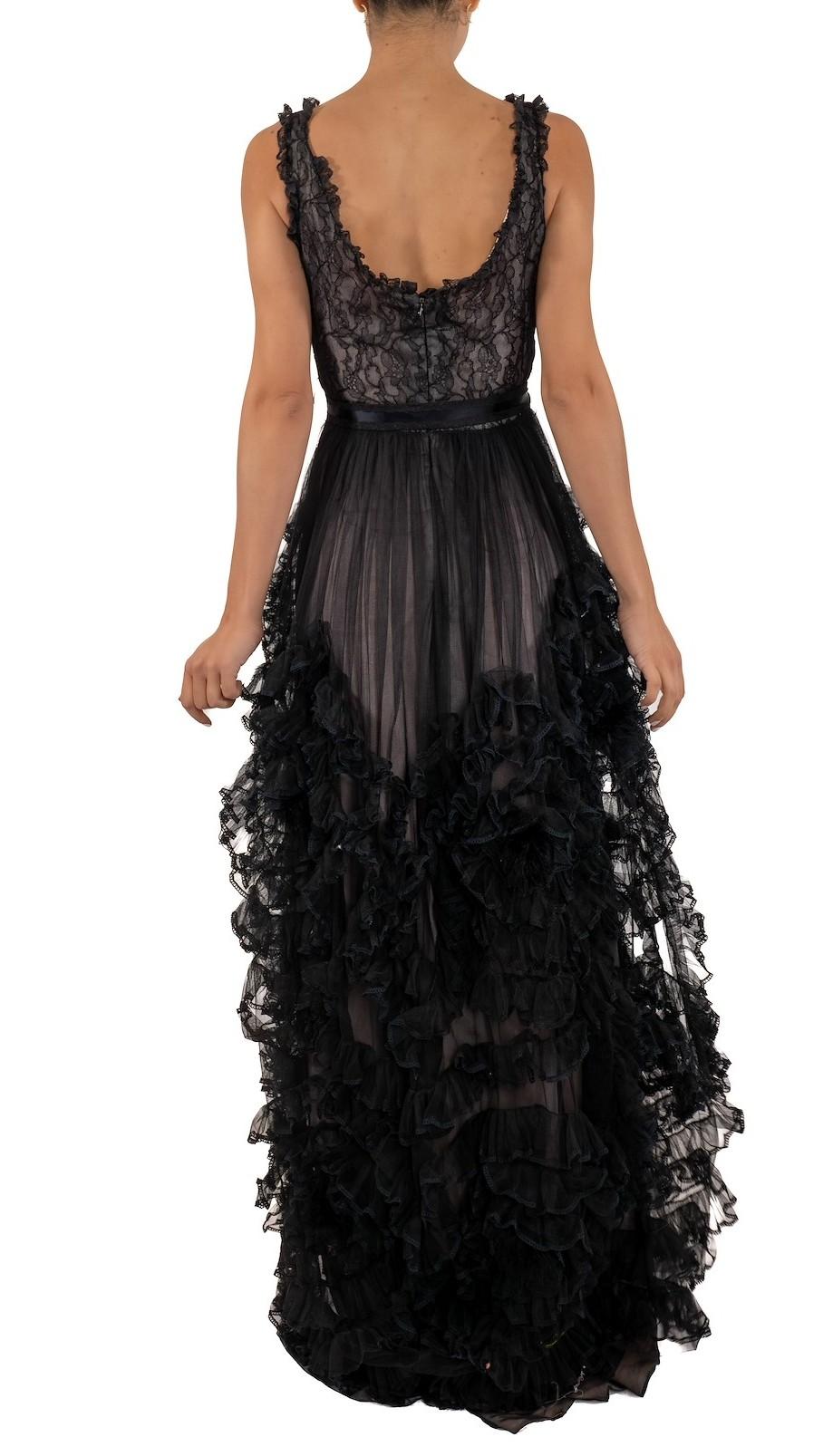 1990S Robe de bal à volants en dentelle Chantilly et filet de soie noire doublée de charmeuse lilas en vente 1