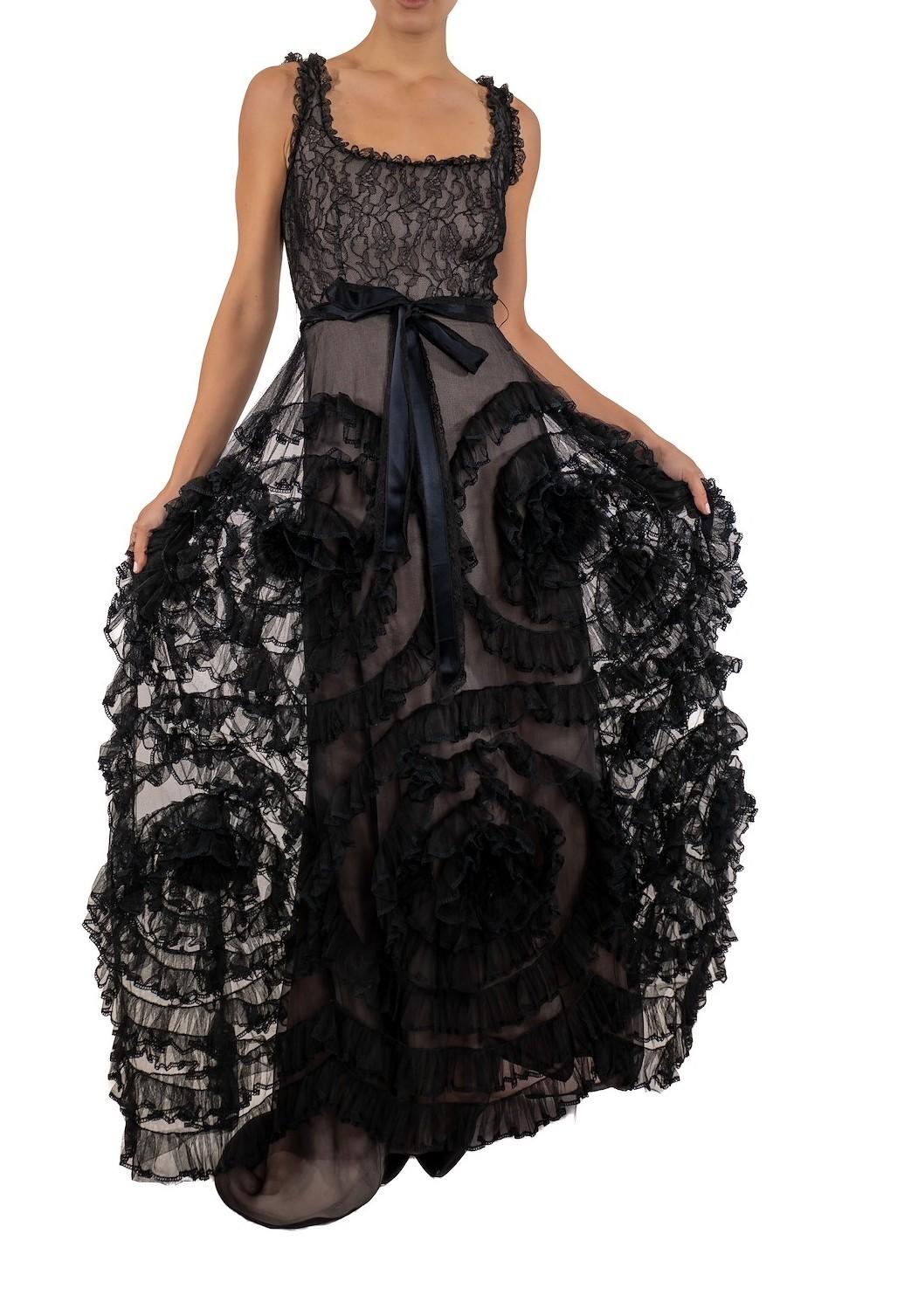 1990S Robe de bal à volants en dentelle Chantilly et filet de soie noire doublée de charmeuse lilas en vente 2