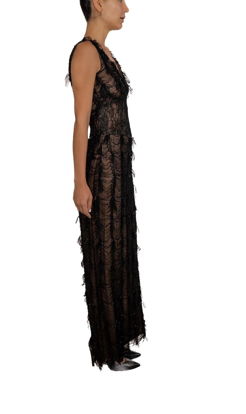 1990S Robe en charmeuse de soie noire et dentelle Chantilly française en vente 1