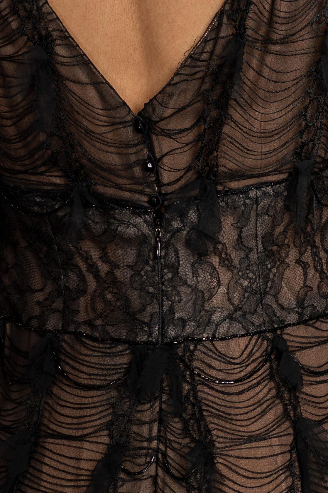 1990S Robe en charmeuse de soie noire et dentelle Chantilly française en vente 3