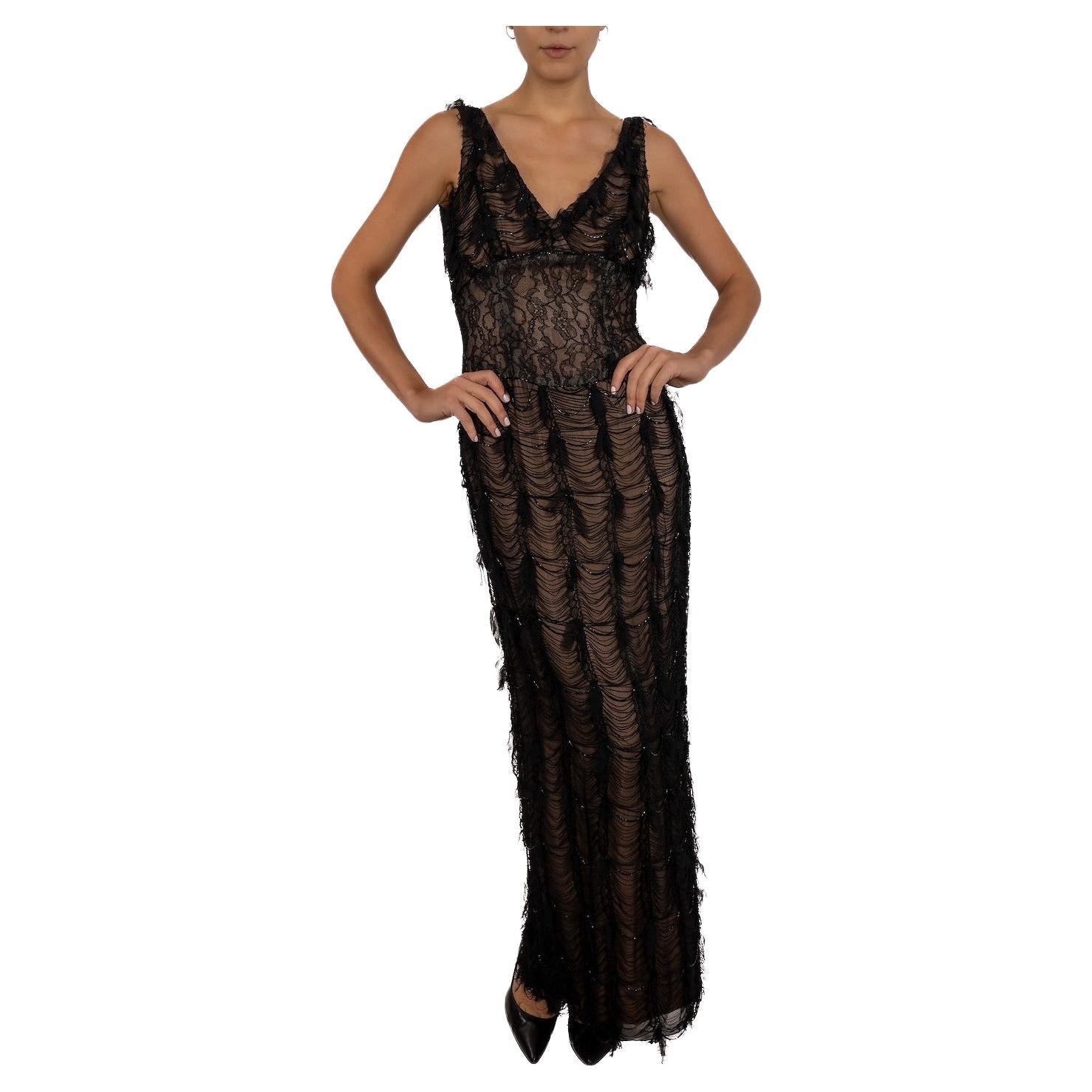 1990S Robe en charmeuse de soie noire et dentelle Chantilly française en vente