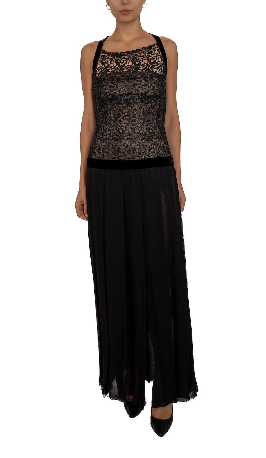 Noir 1990S Chiffon de soie noire et dentelle  Robe avec détachement en velours en vente