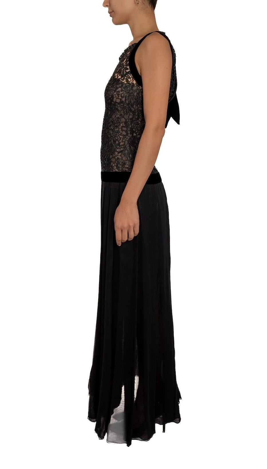 1990S Chiffon de soie noire et dentelle  Robe avec détachement en velours Bon état - En vente à New York, NY