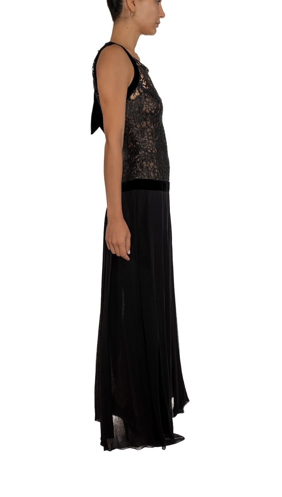 1990S Chiffon de soie noire et dentelle  Robe avec détachement en velours en vente 1