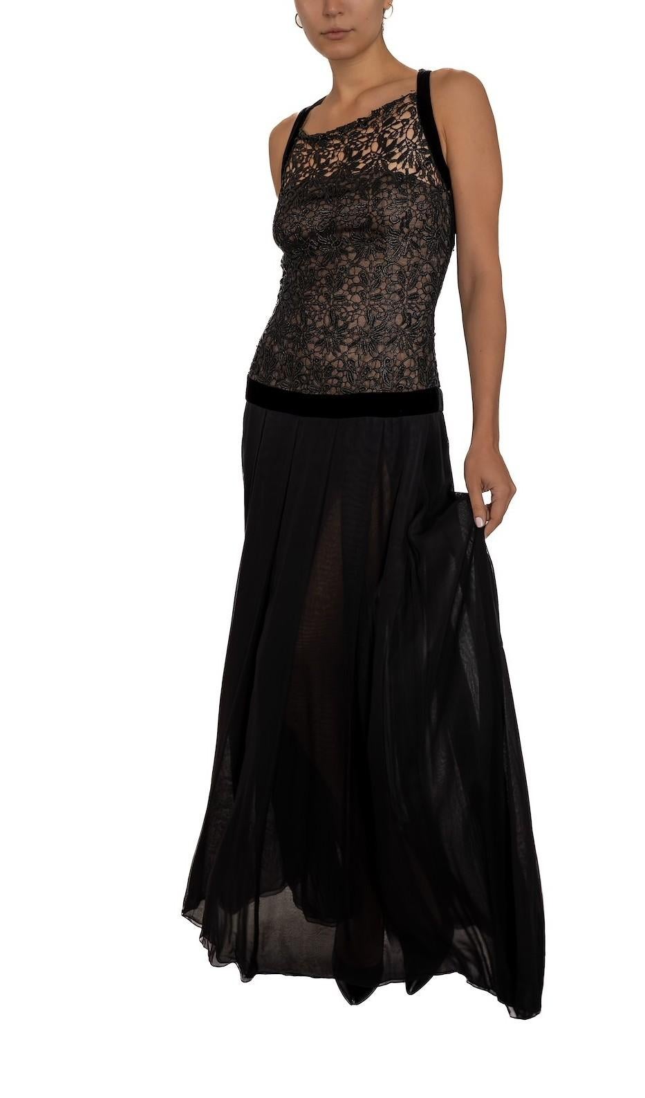 1990S Chiffon de soie noire et dentelle  Robe avec détachement en velours en vente 2