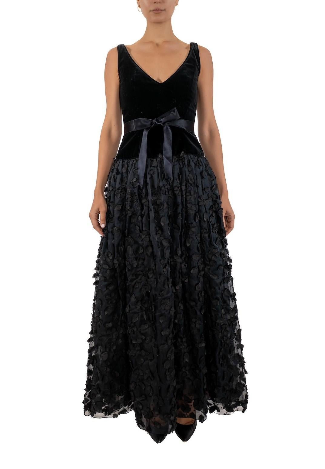 Noir 1990S Robe de bal en velours et organza de soie noire recouverte de fleurs brodées en vente