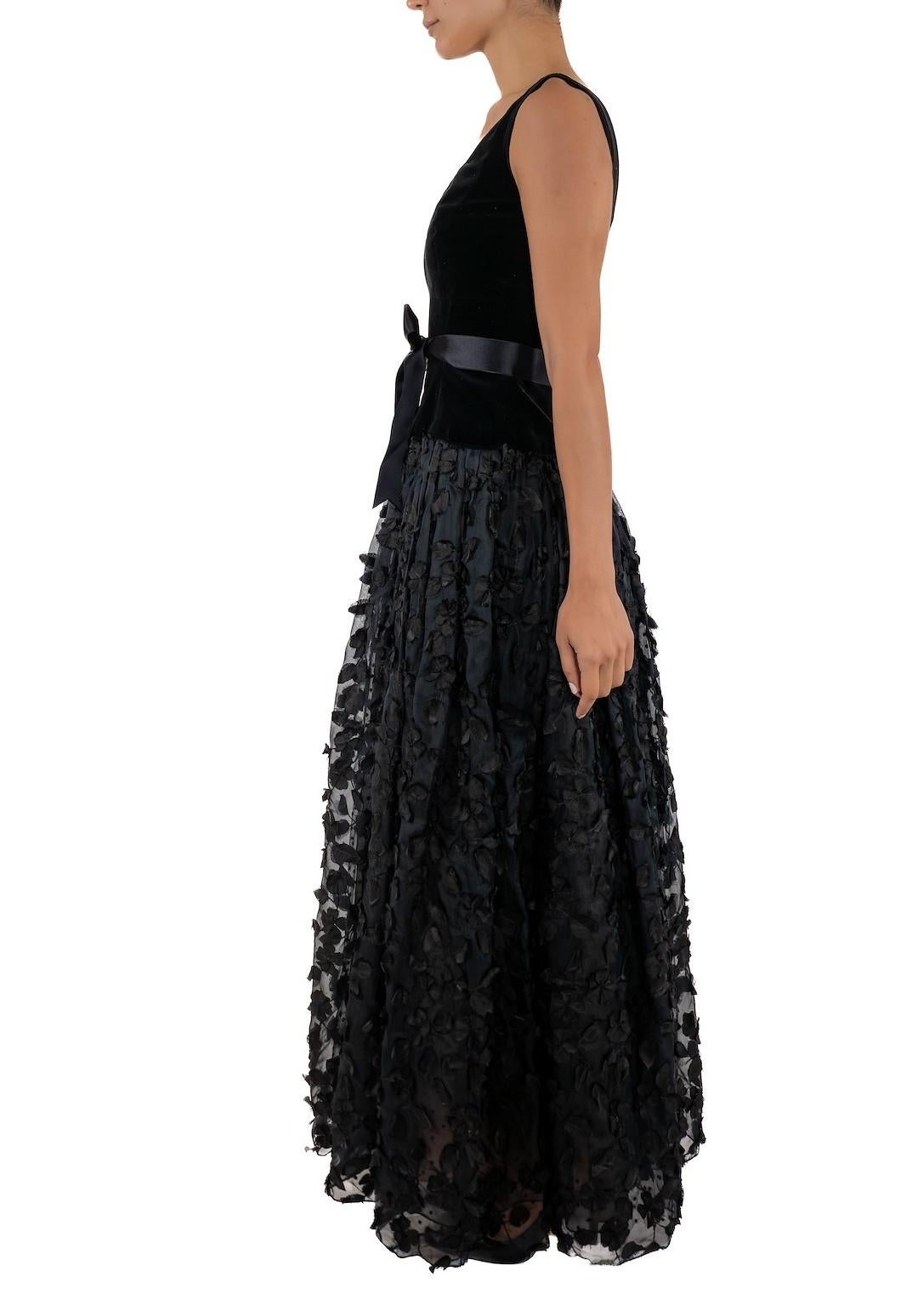1990S Robe de bal en velours et organza de soie noire recouverte de fleurs brodées Bon état - En vente à New York, NY