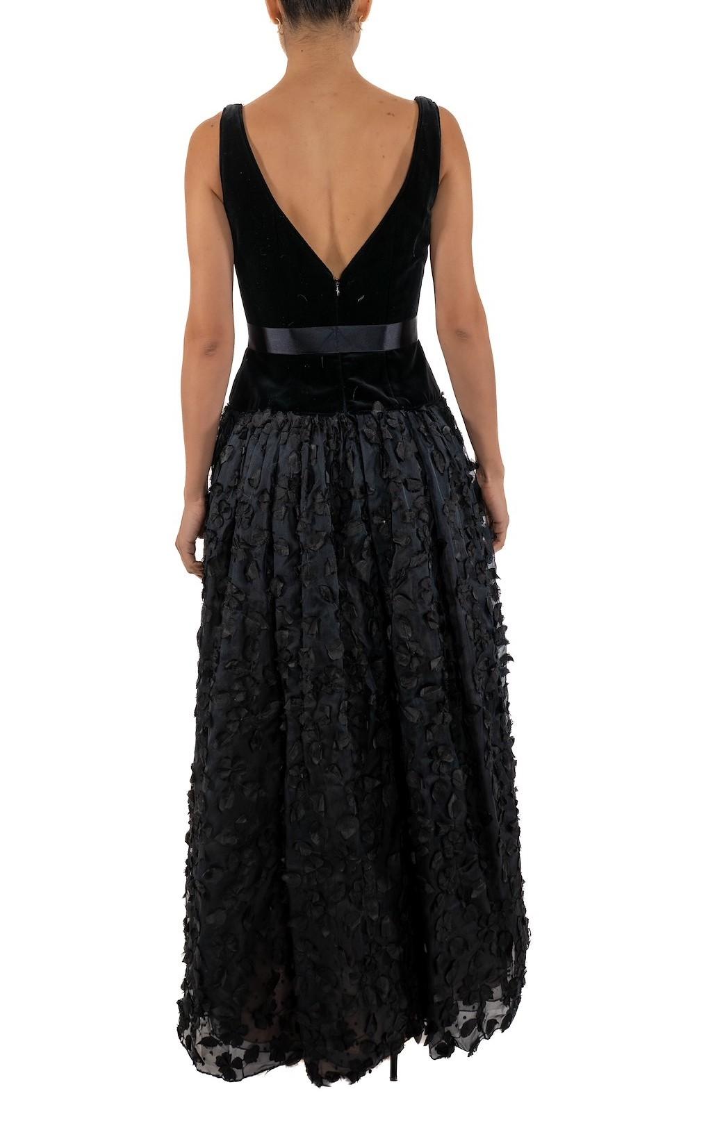 1990S Robe de bal en velours et organza de soie noire recouverte de fleurs brodées Pour femmes en vente