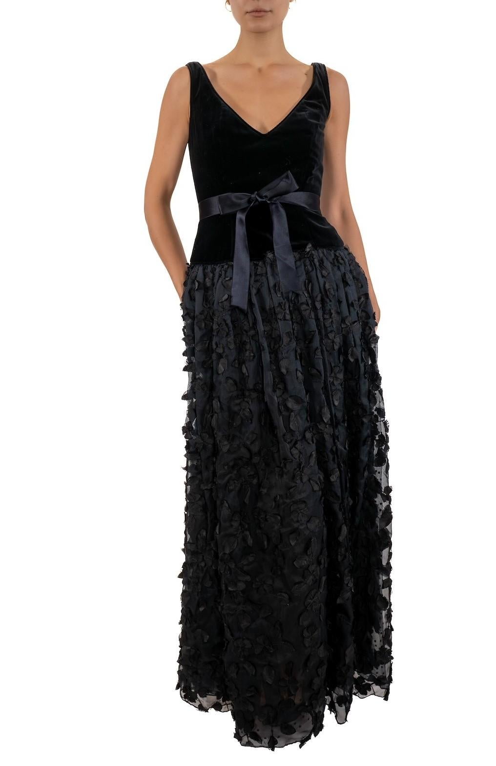 1990S Robe de bal en velours et organza de soie noire recouverte de fleurs brodées en vente 2