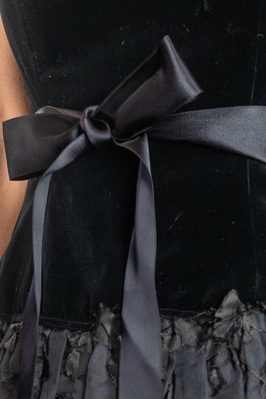 1990S Robe de bal en velours et organza de soie noire recouverte de fleurs brodées en vente 5